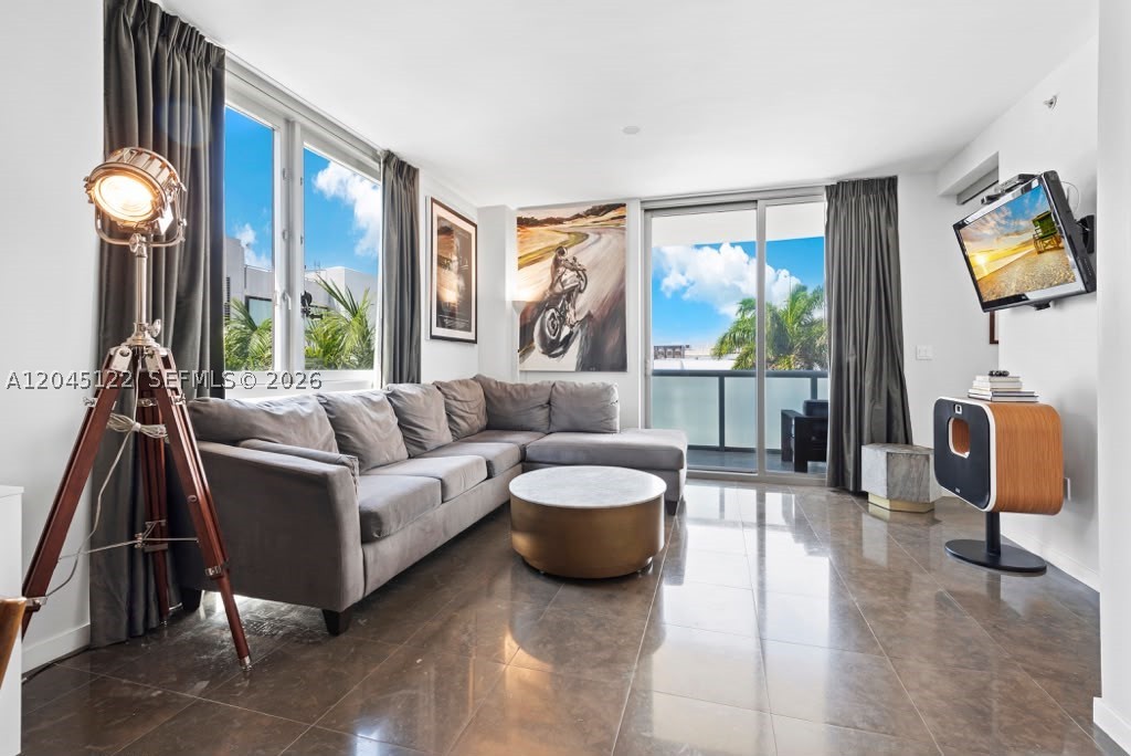 220 21st St #401 Miami Beach, FL 33139