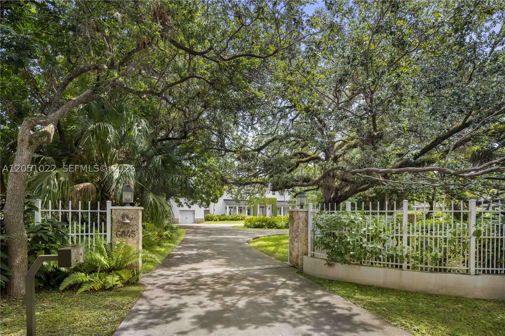 6845 SW 98th St Pinecrest, FL 33156
