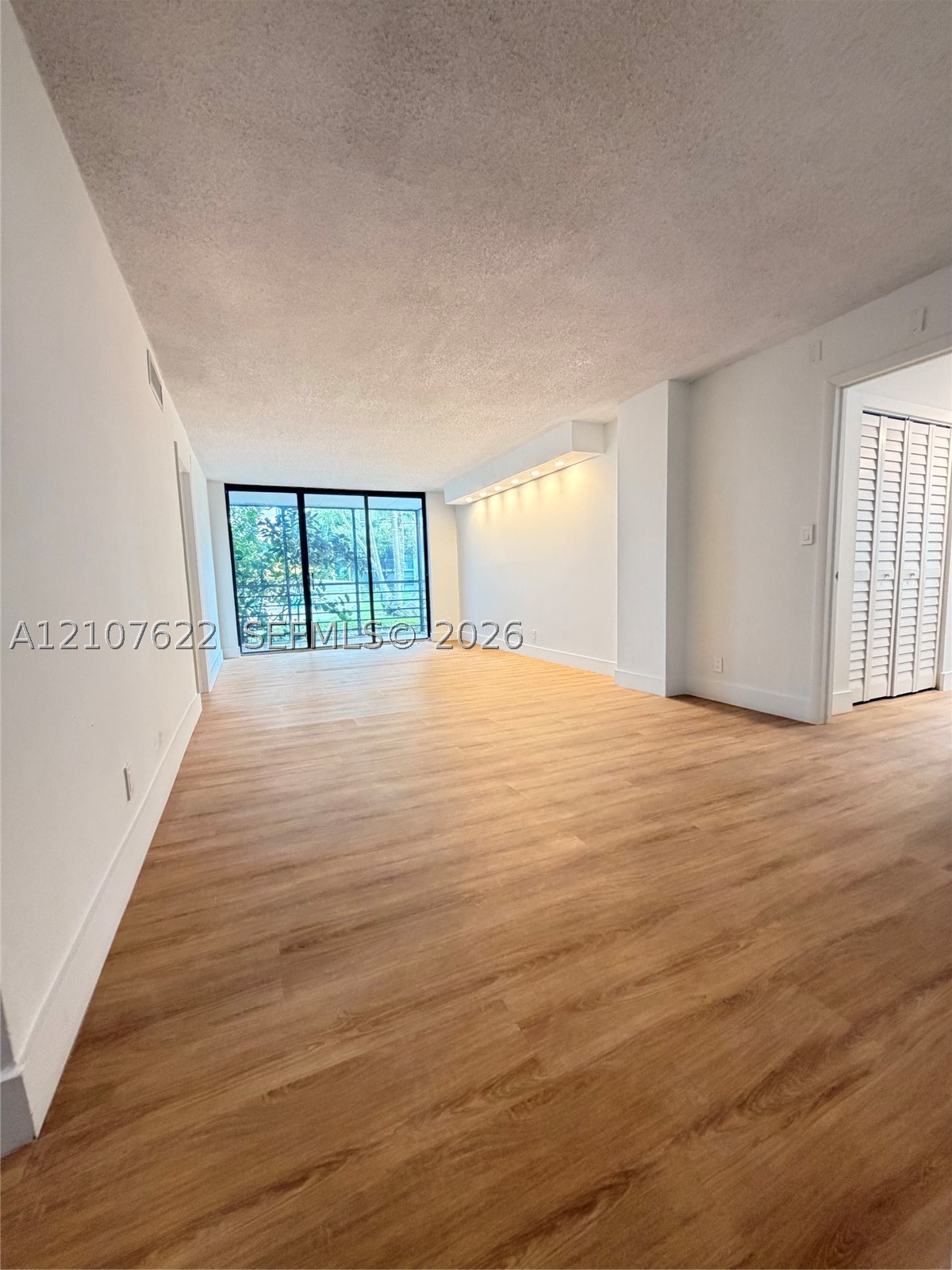 20400 W Country Clb Dr #112