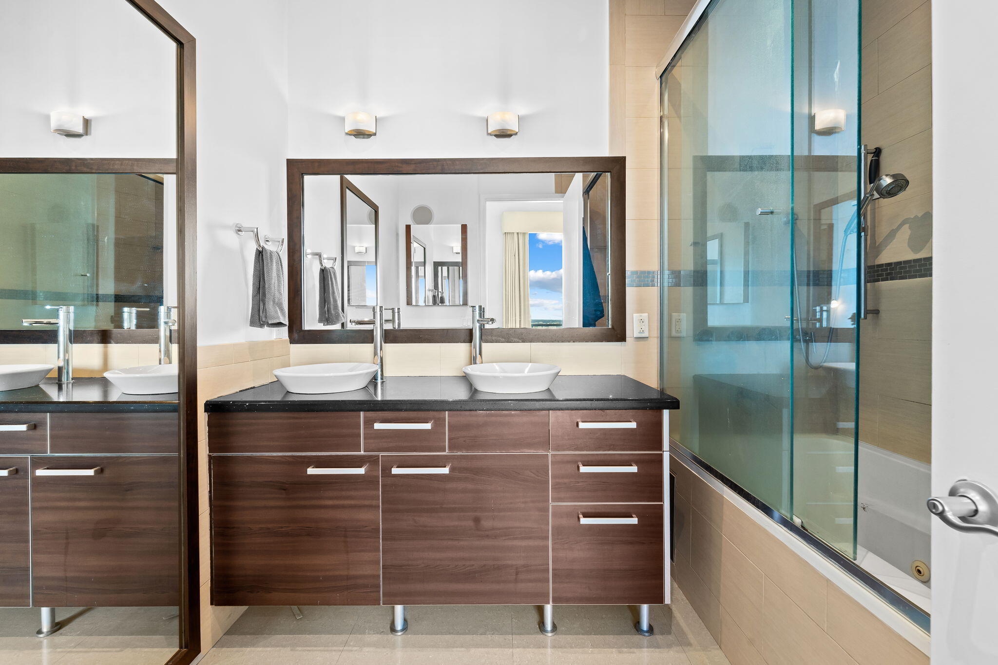 185 SW 7th Miami, FL 33130