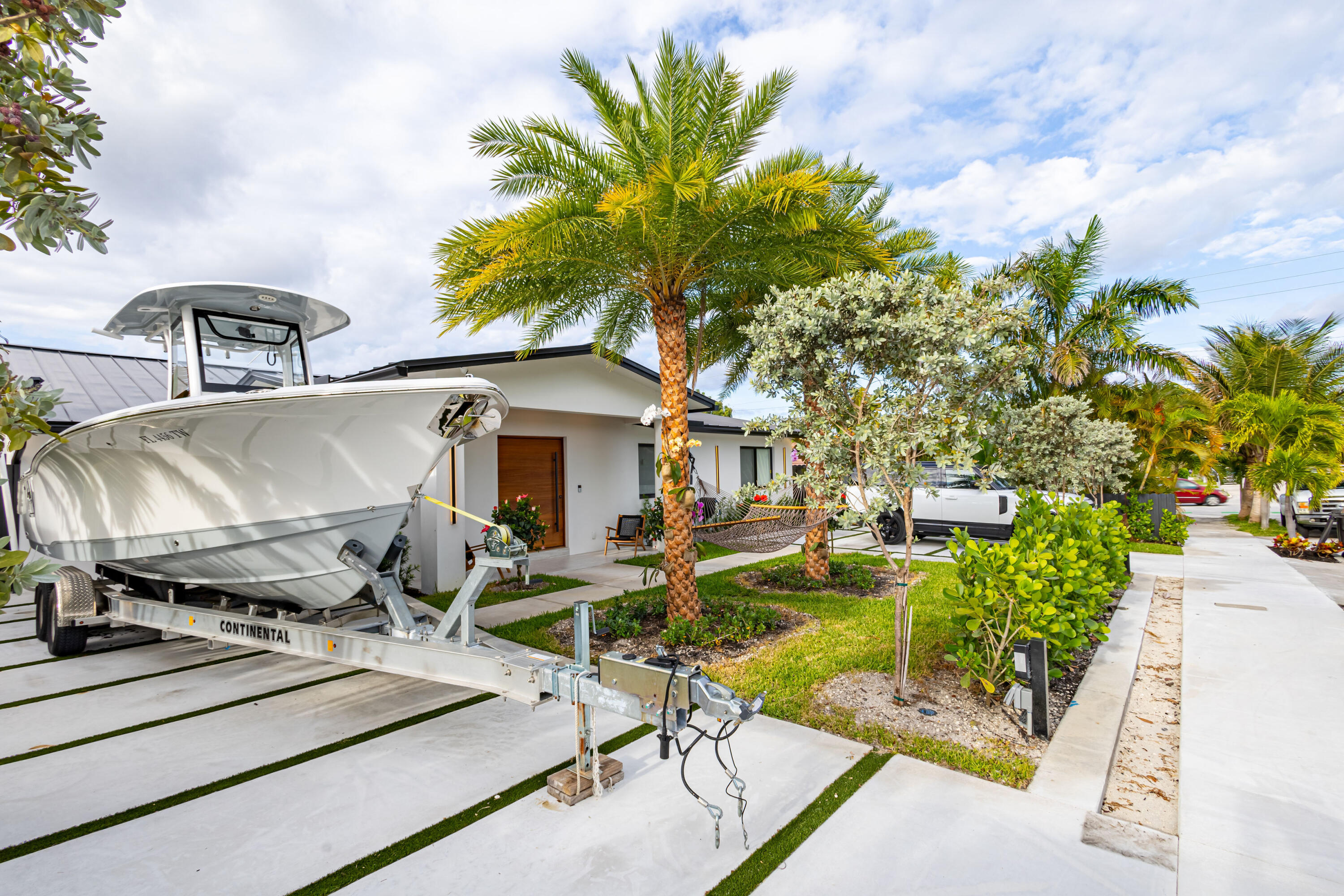 807 Hollywood West Palm Beach, FL 33405