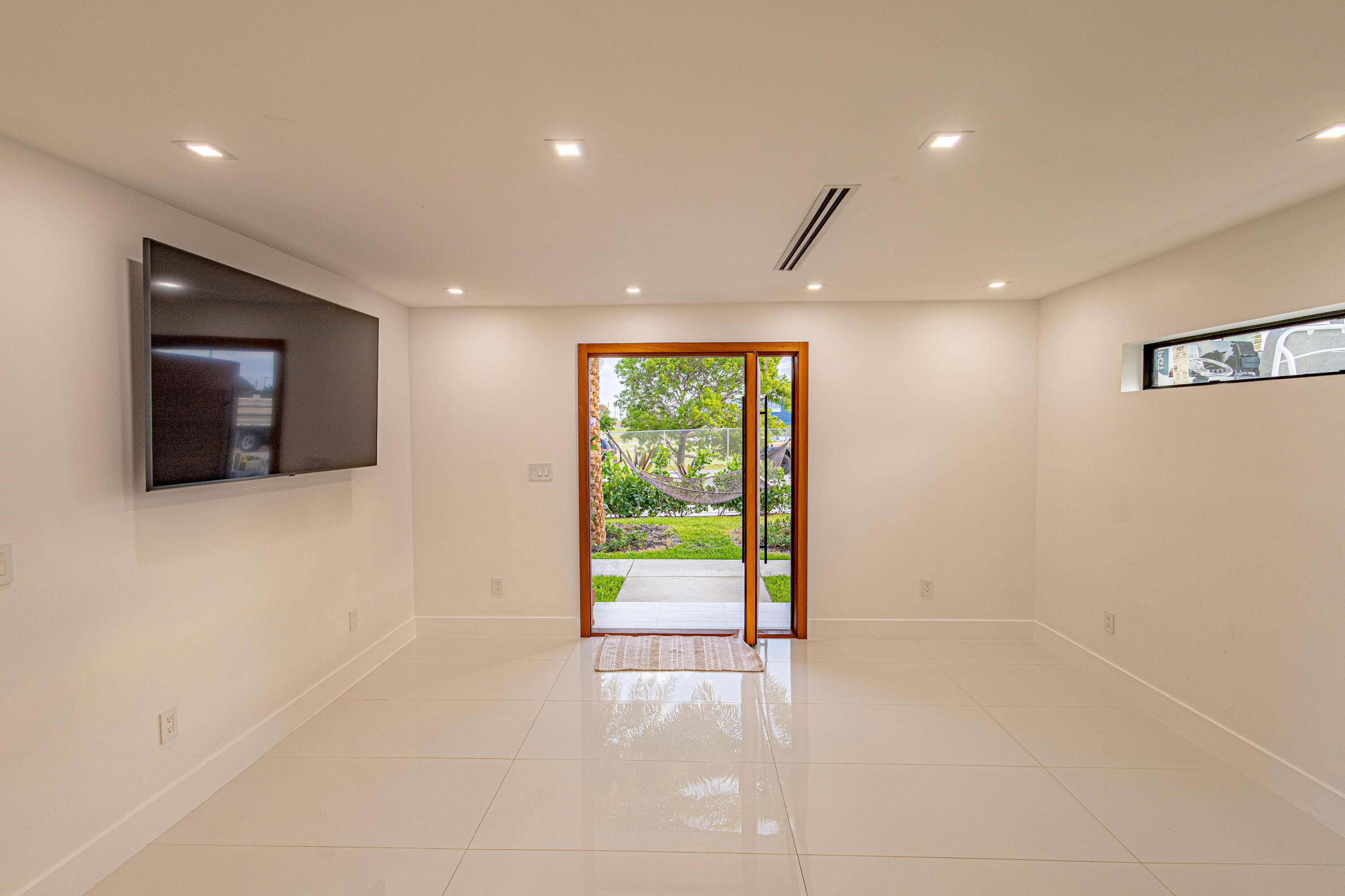 807 Hollywood West Palm Beach, FL 33405