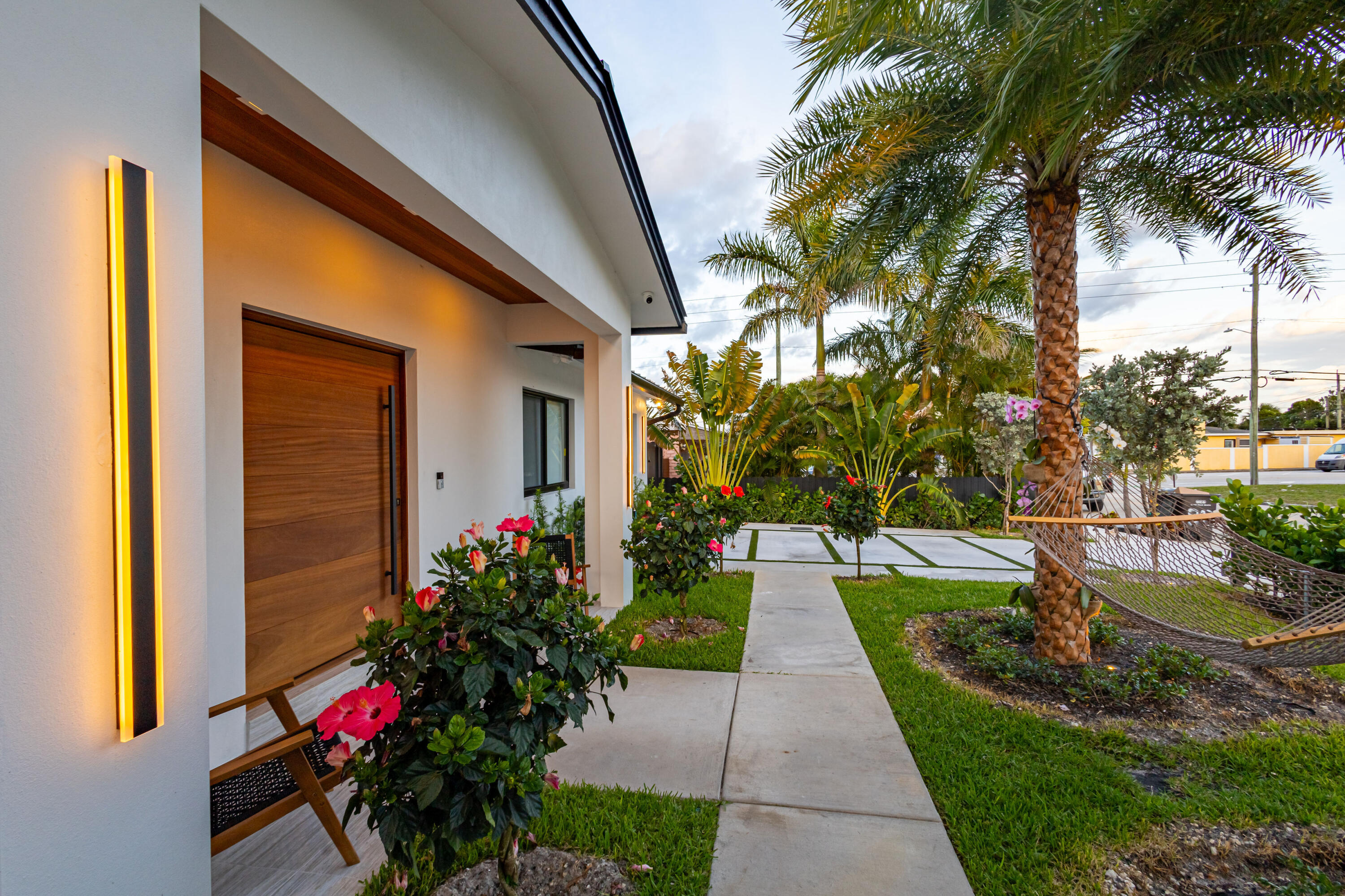 807 Hollywood West Palm Beach, FL 33405