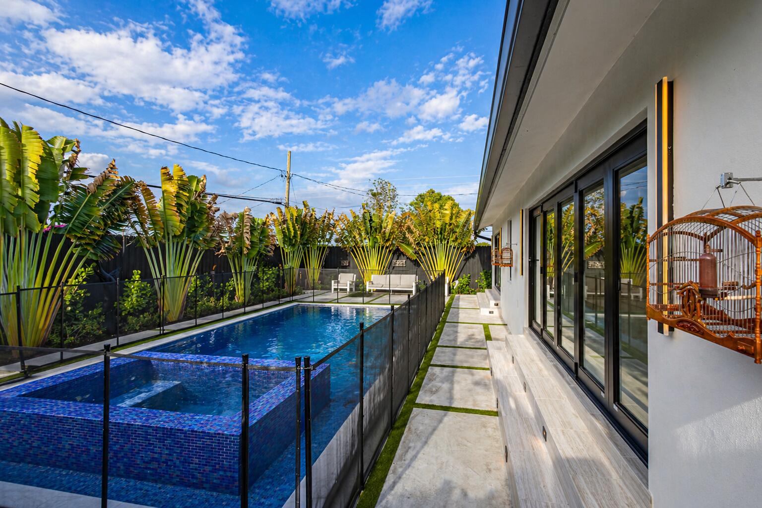 807 Hollywood West Palm Beach, FL 33405