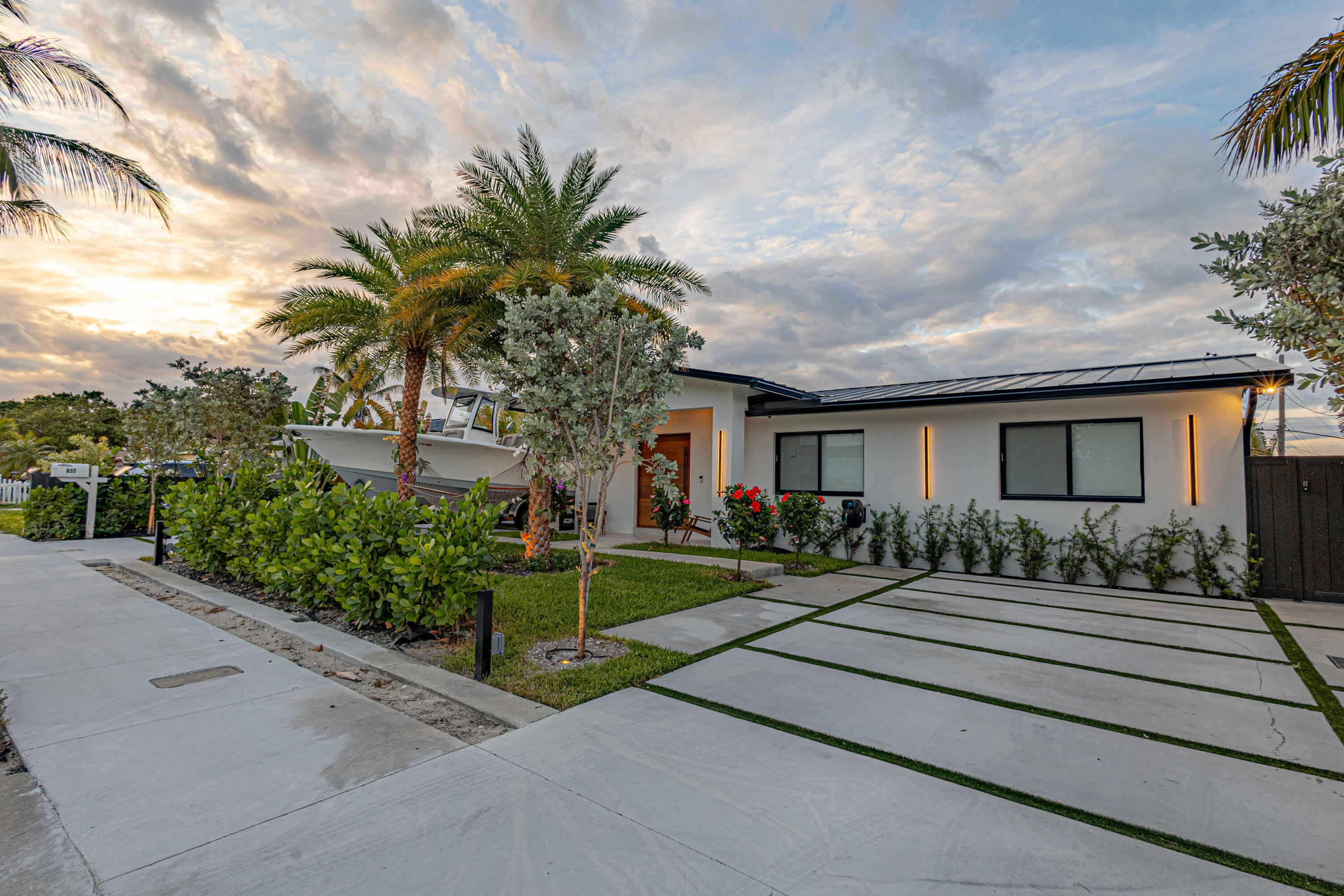 807 Hollywood West Palm Beach, FL 33405