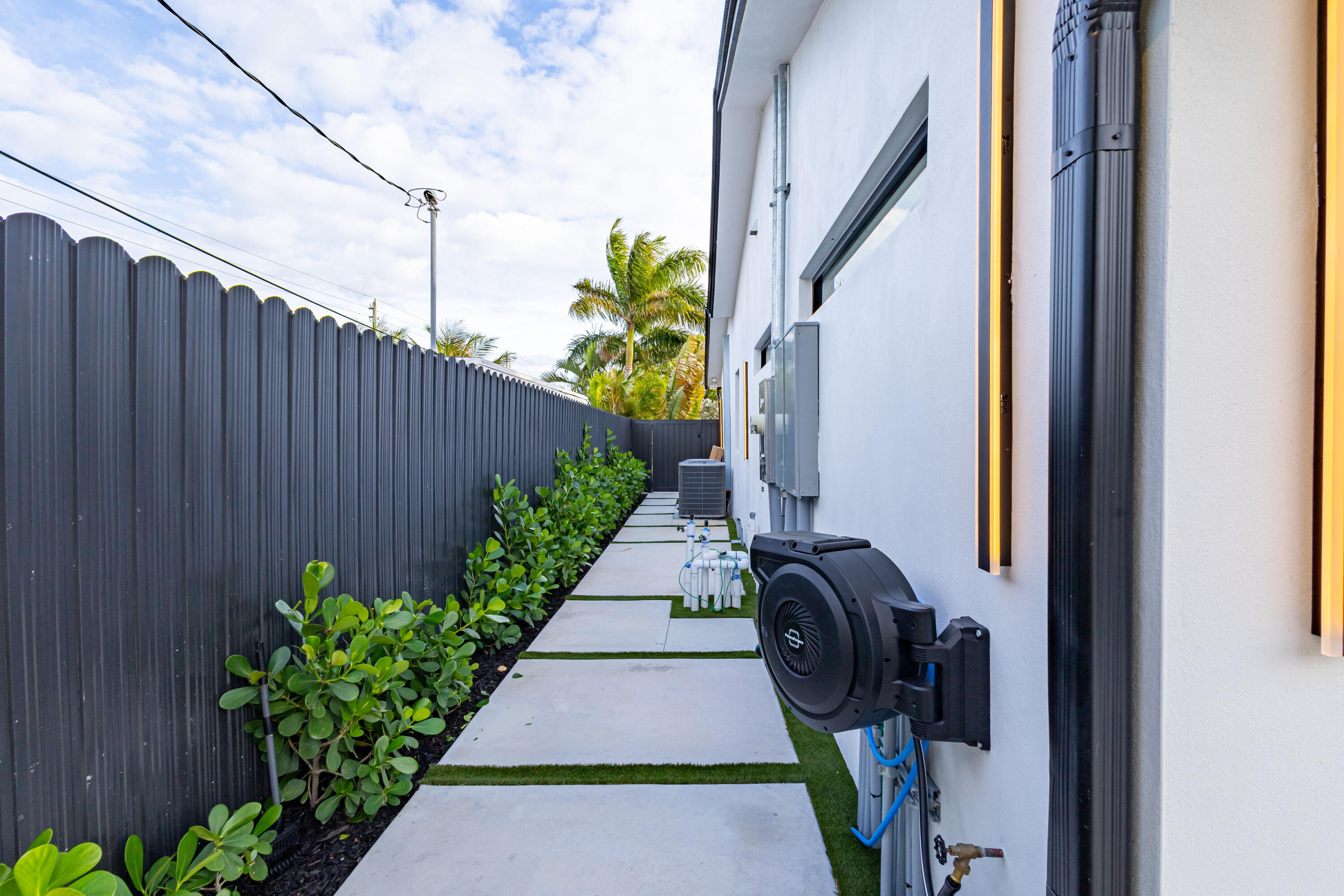 807 Hollywood West Palm Beach, FL 33405