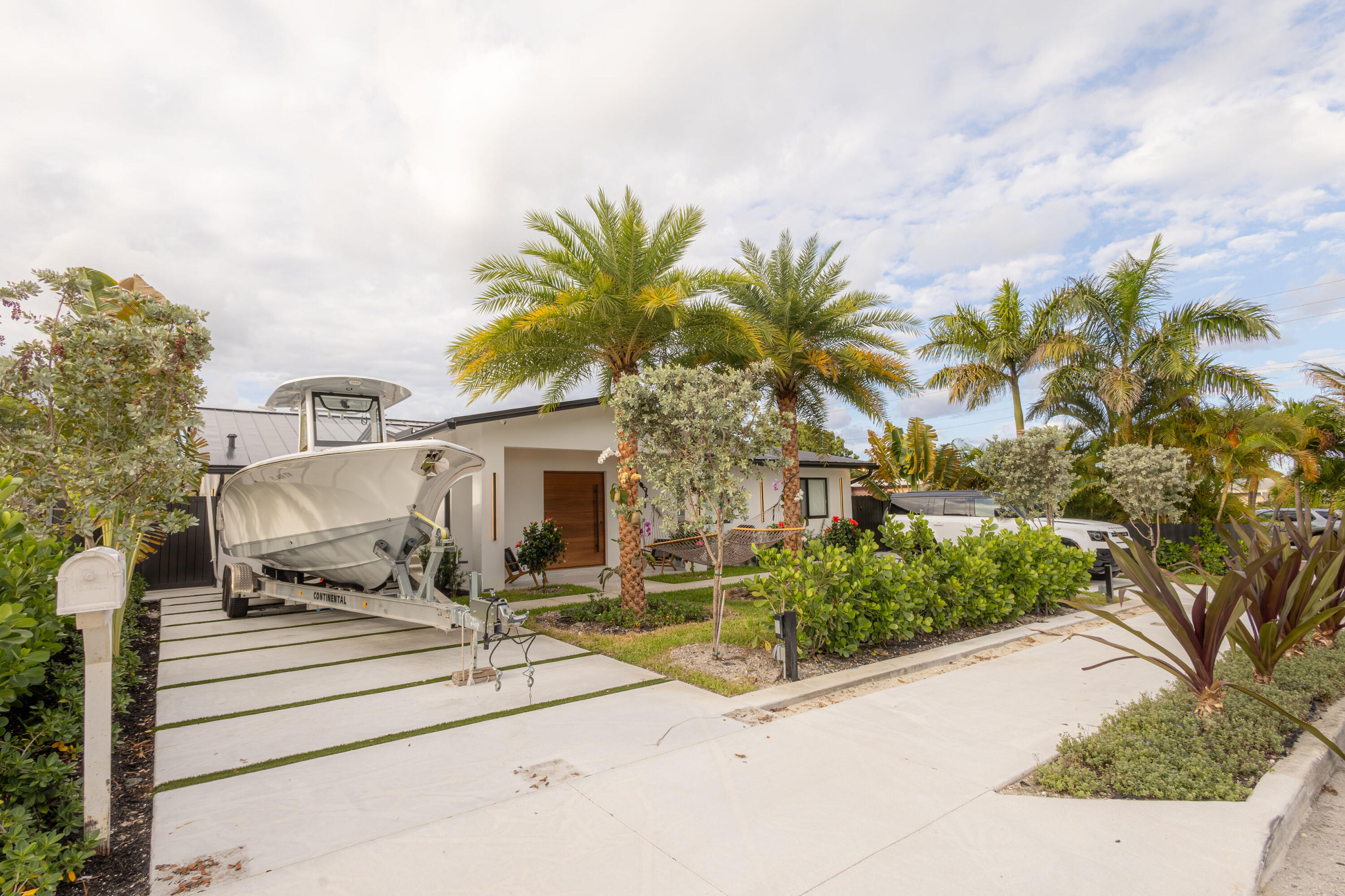 807 Hollywood West Palm Beach, FL 33405