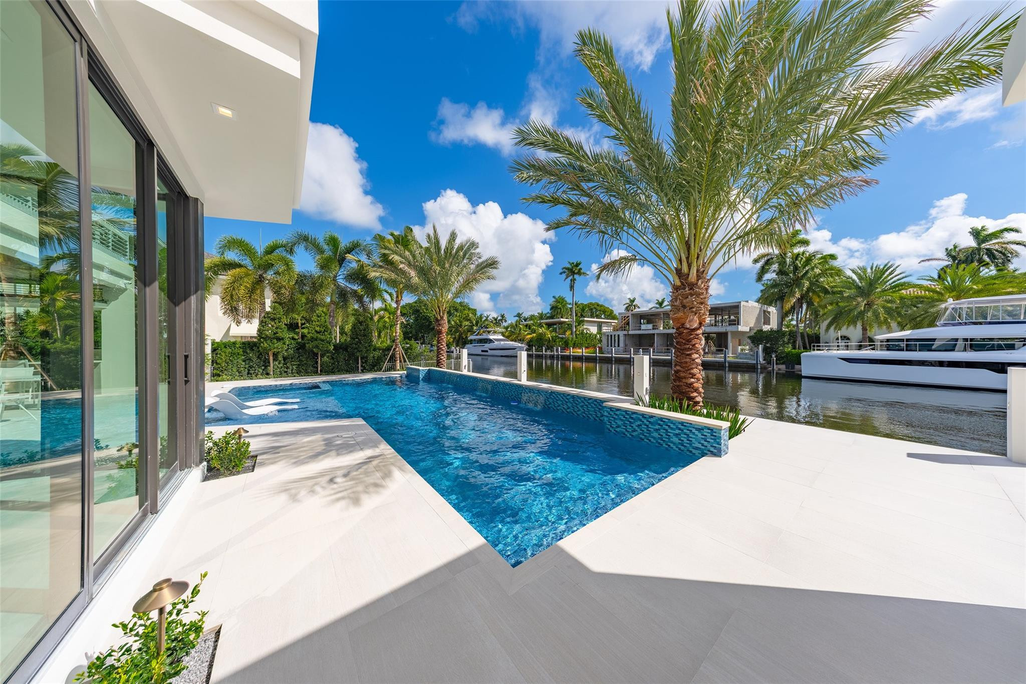 24 Fiesta Fort Lauderdale, FL 33301