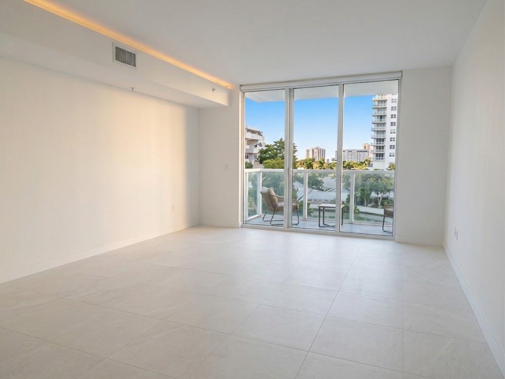 image Brickell on the River North8