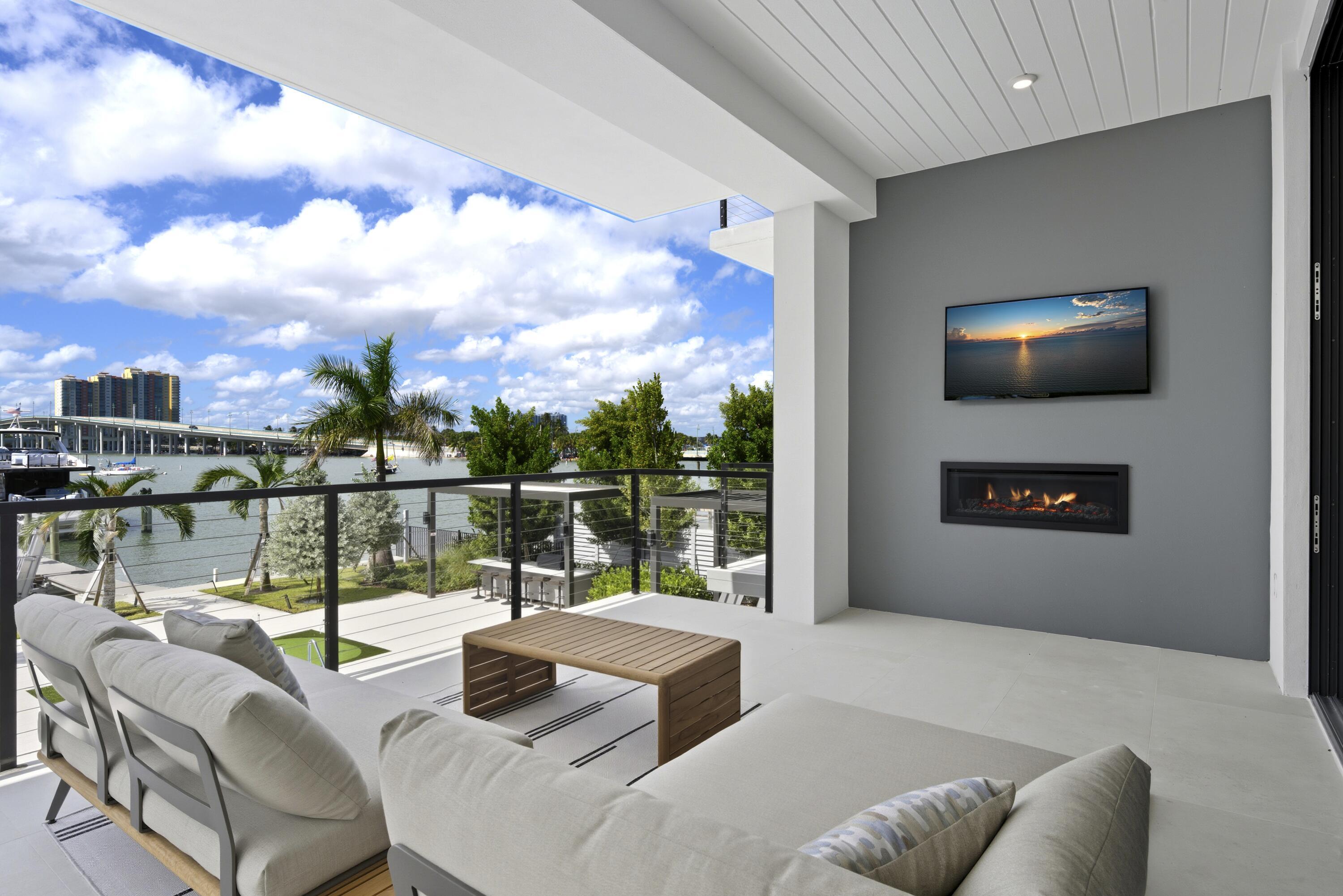 2323 Lk Dr #201 Singer Island, FL 33404