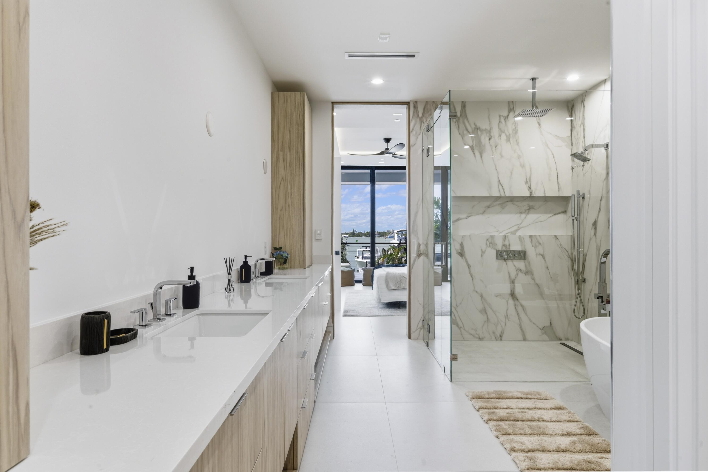 2323 Lk Dr #201 Singer Island, FL 33404