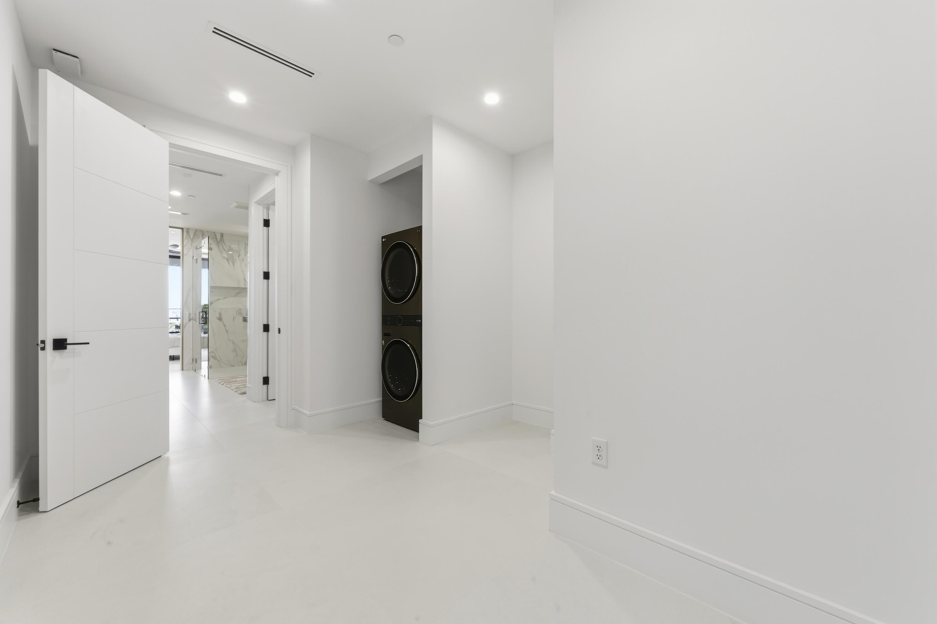 2323 Lk Dr #201 Singer Island, FL 33404