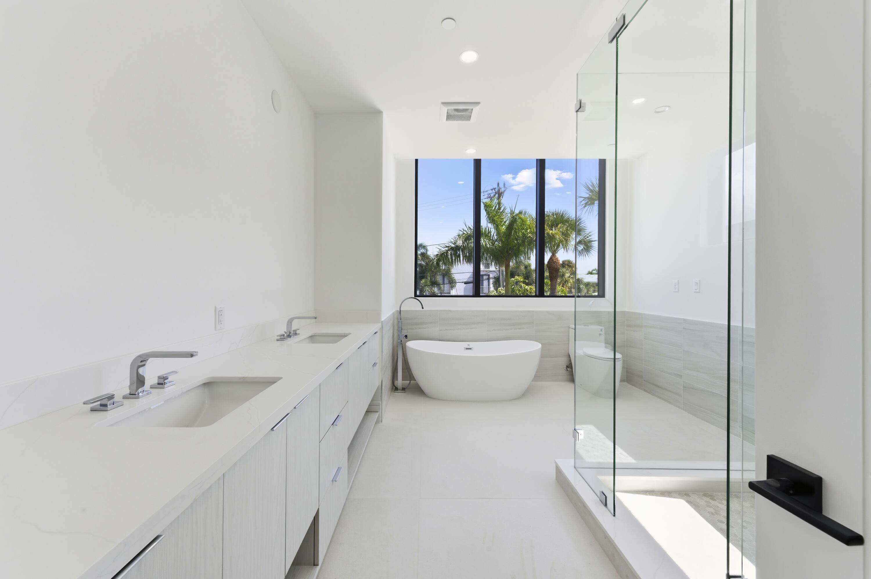 2323 Lk Dr #201 Singer Island, FL 33404