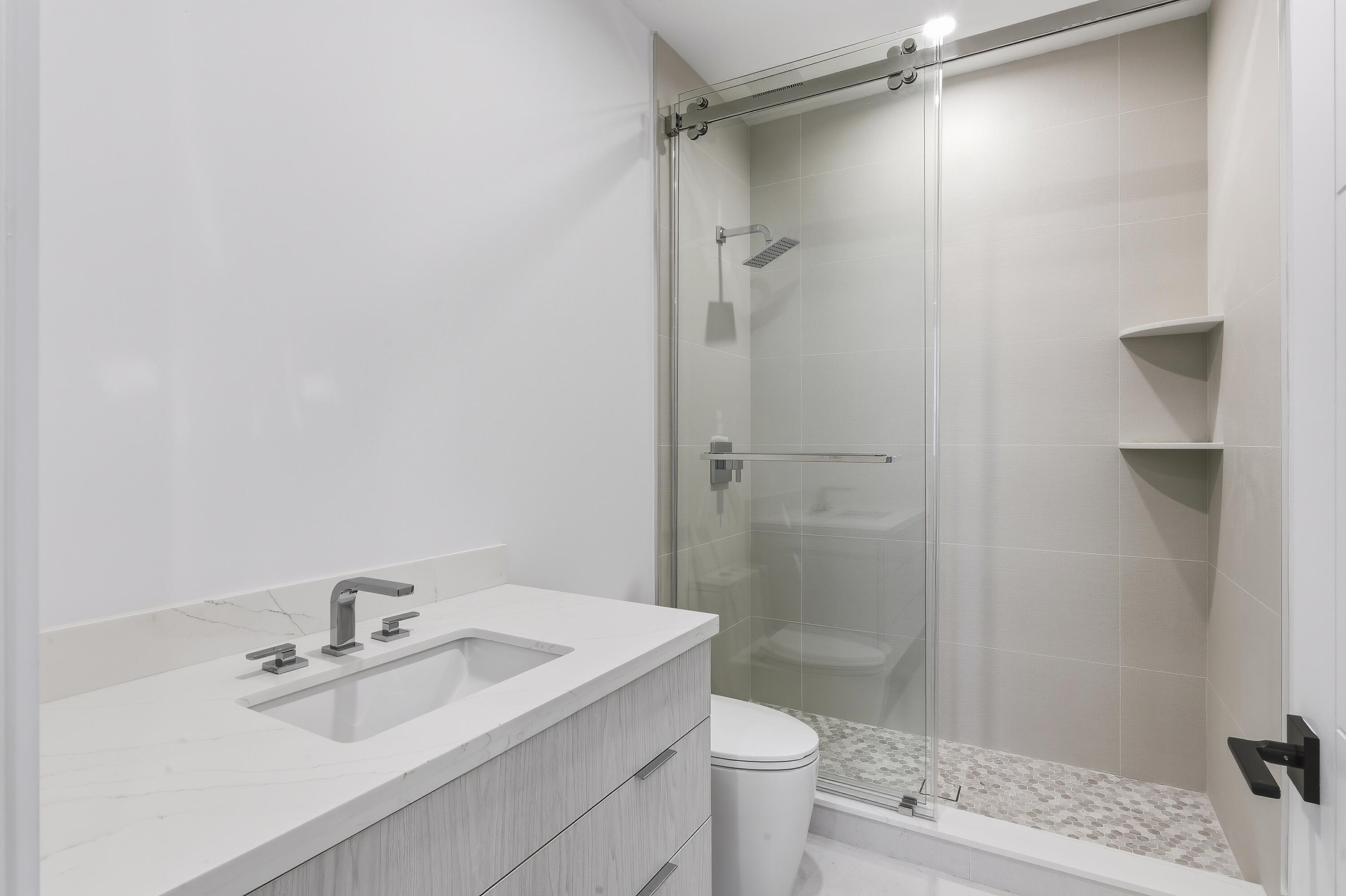 2323 Lk Dr #201 Singer Island, FL 33404