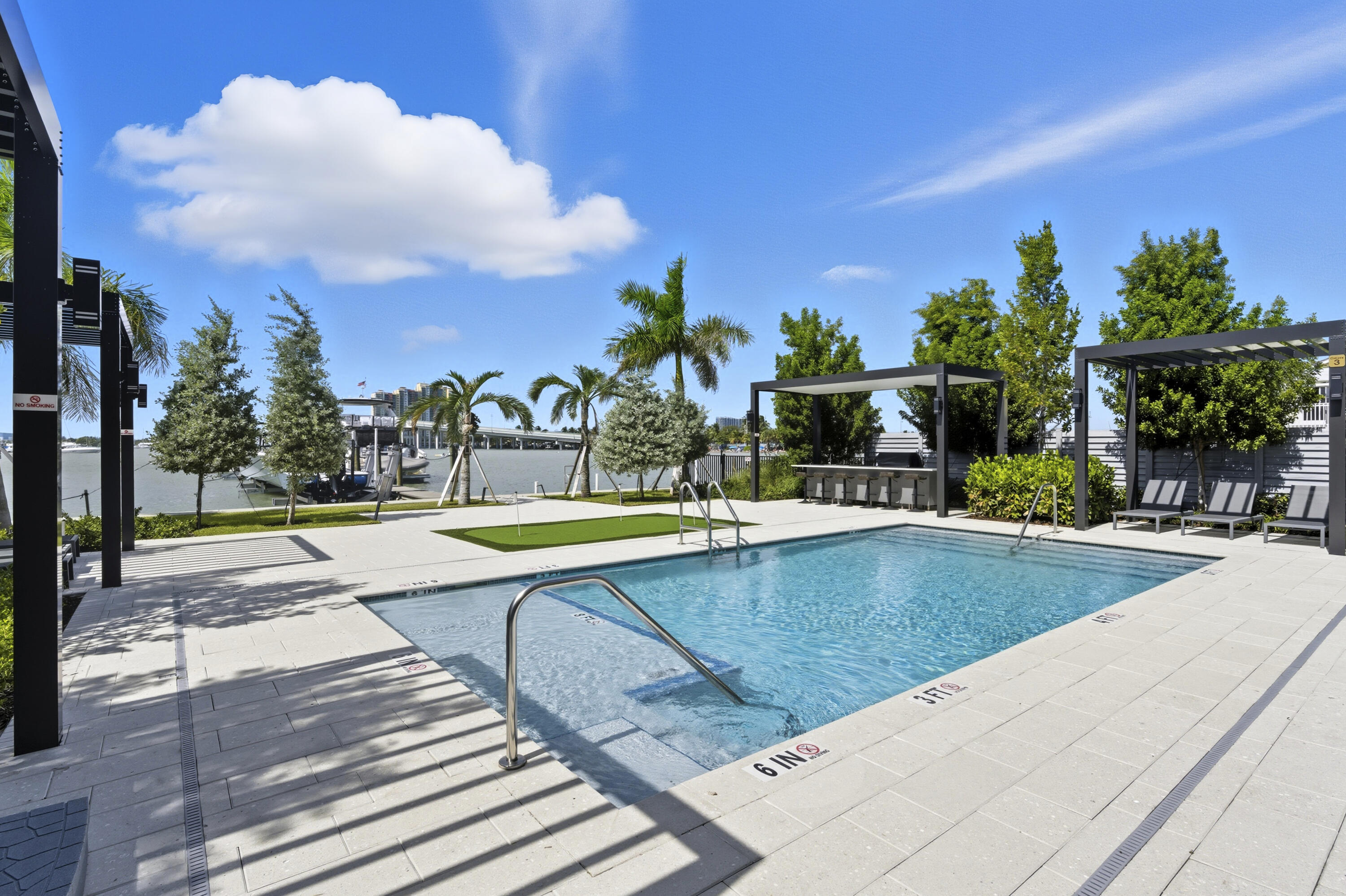 2323 Lk Dr #201 Singer Island, FL 33404