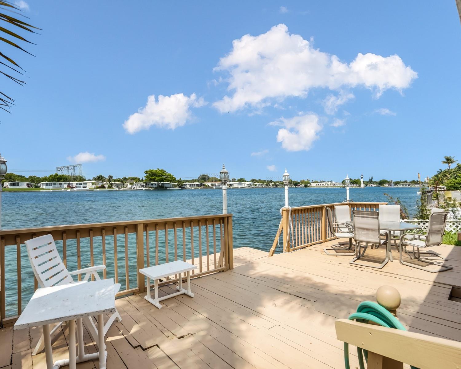 3033 Lakeshore Dr