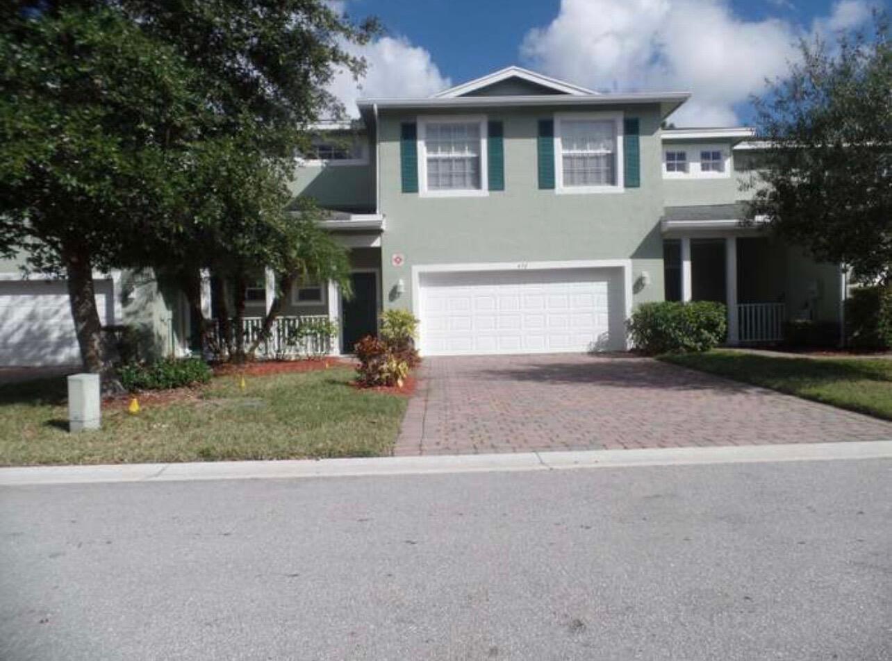 672 NE Bent Paddle Ln