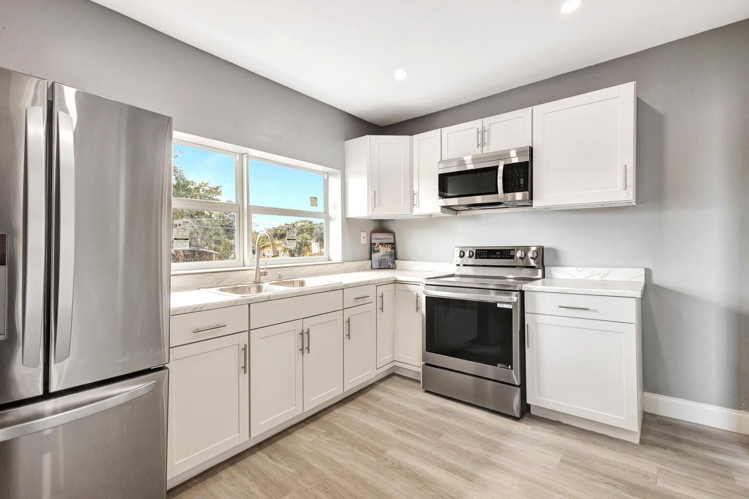 3708 Roseland Dr