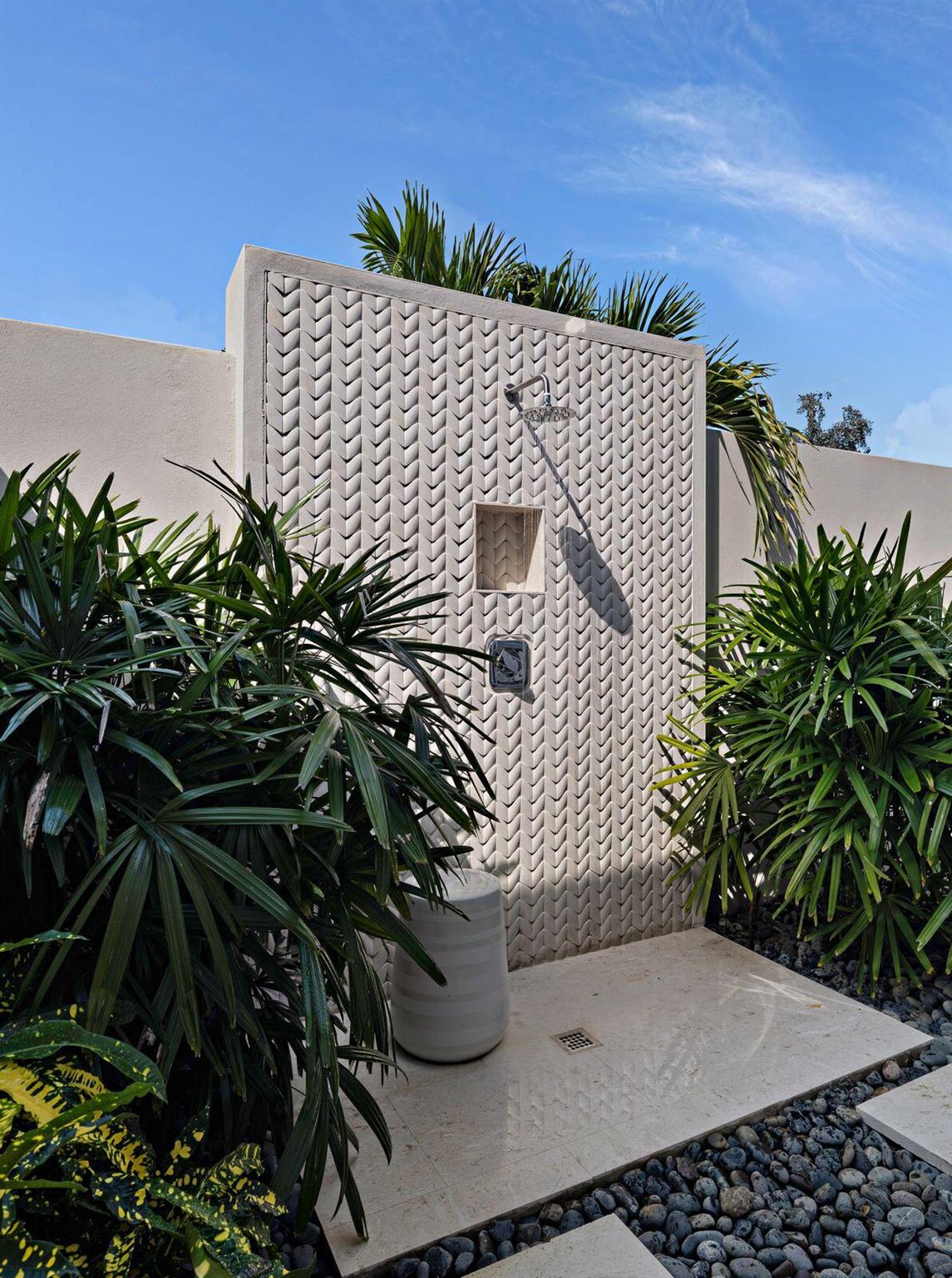 2913 Bluewater Cv Gulfstream, FL 33483