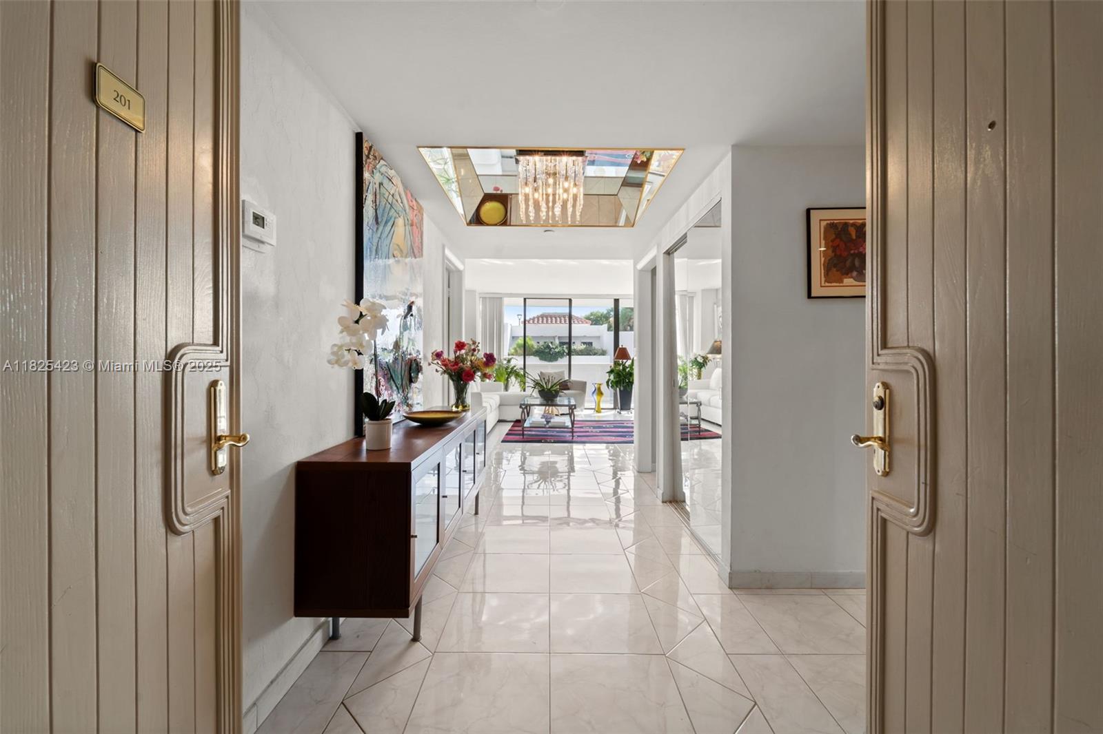 image Hamptons West Condo1