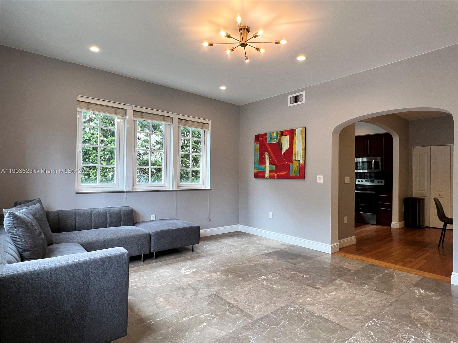 215 Phoenetia Ave #1