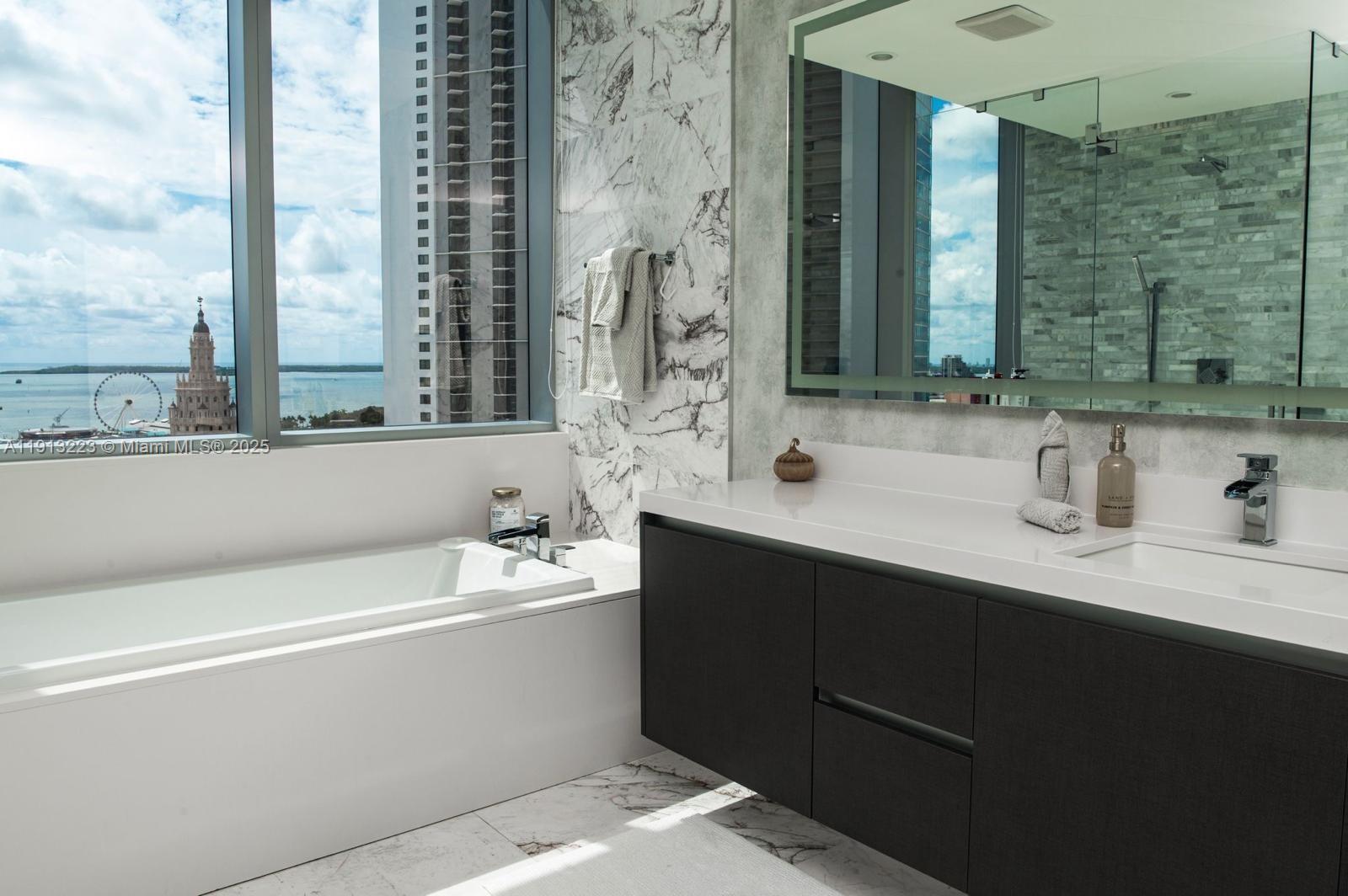 851 NE 1st Ave #1811 Miami, FL 33132