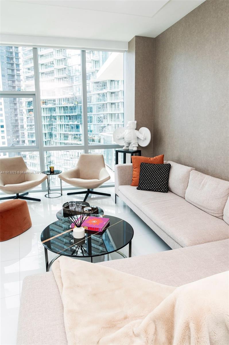 851 NE 1st Ave #1811 Miami, FL 33132