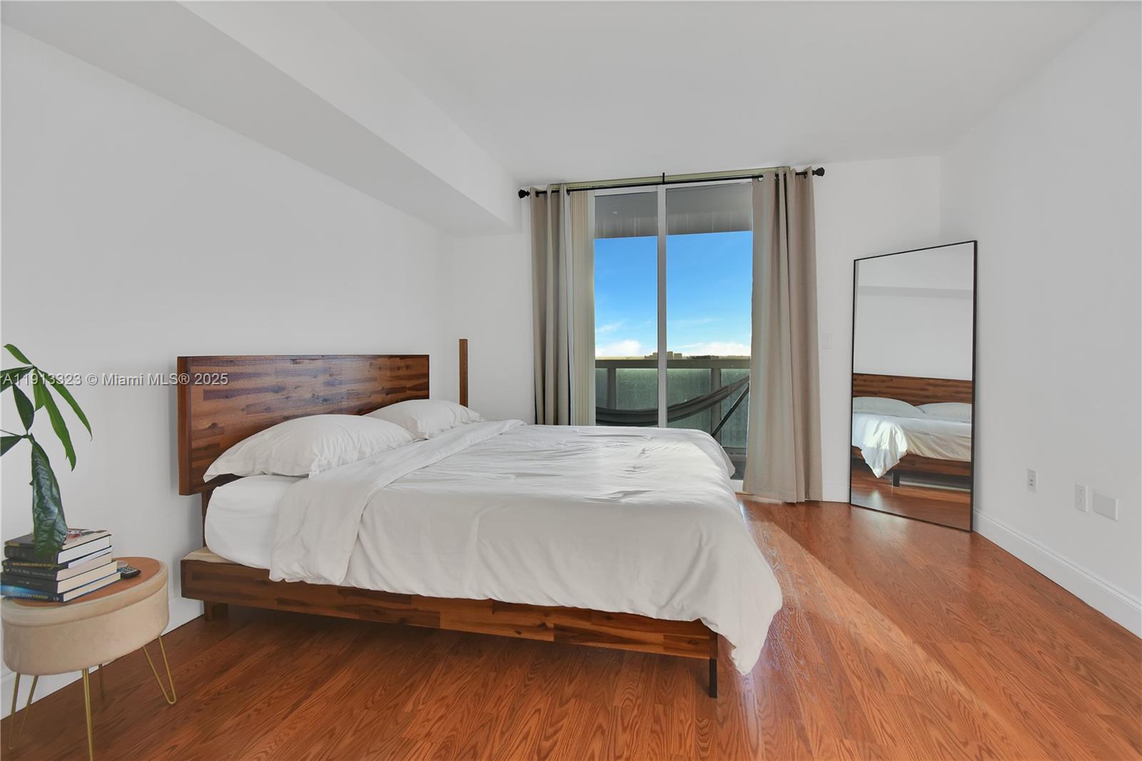 image 1800 Club Condo11