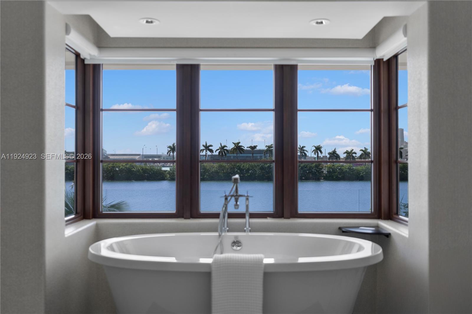 288 S Coconut Ln Miami Beach, FL 33139