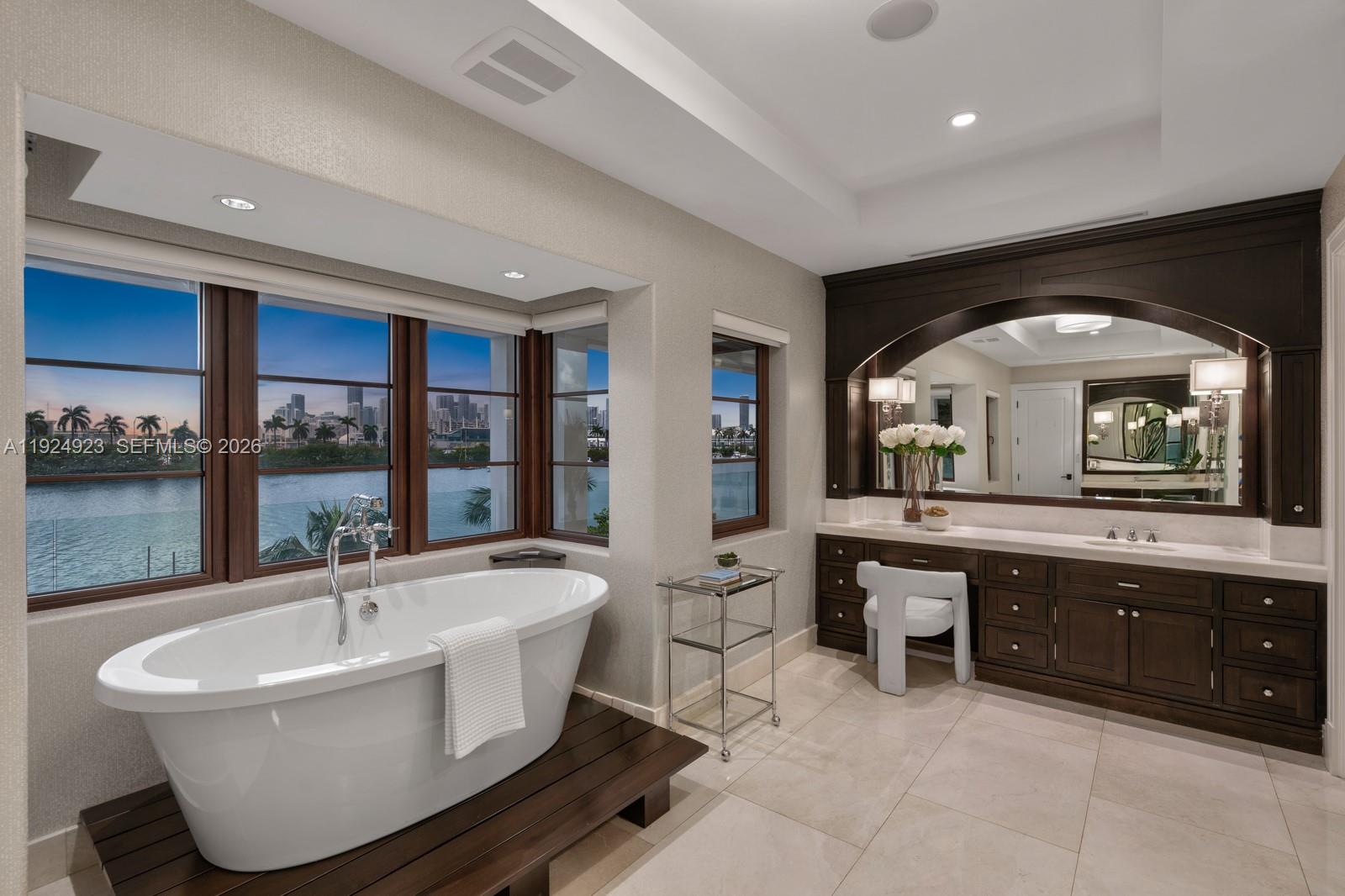 288 S Coconut Ln Miami Beach, FL 33139