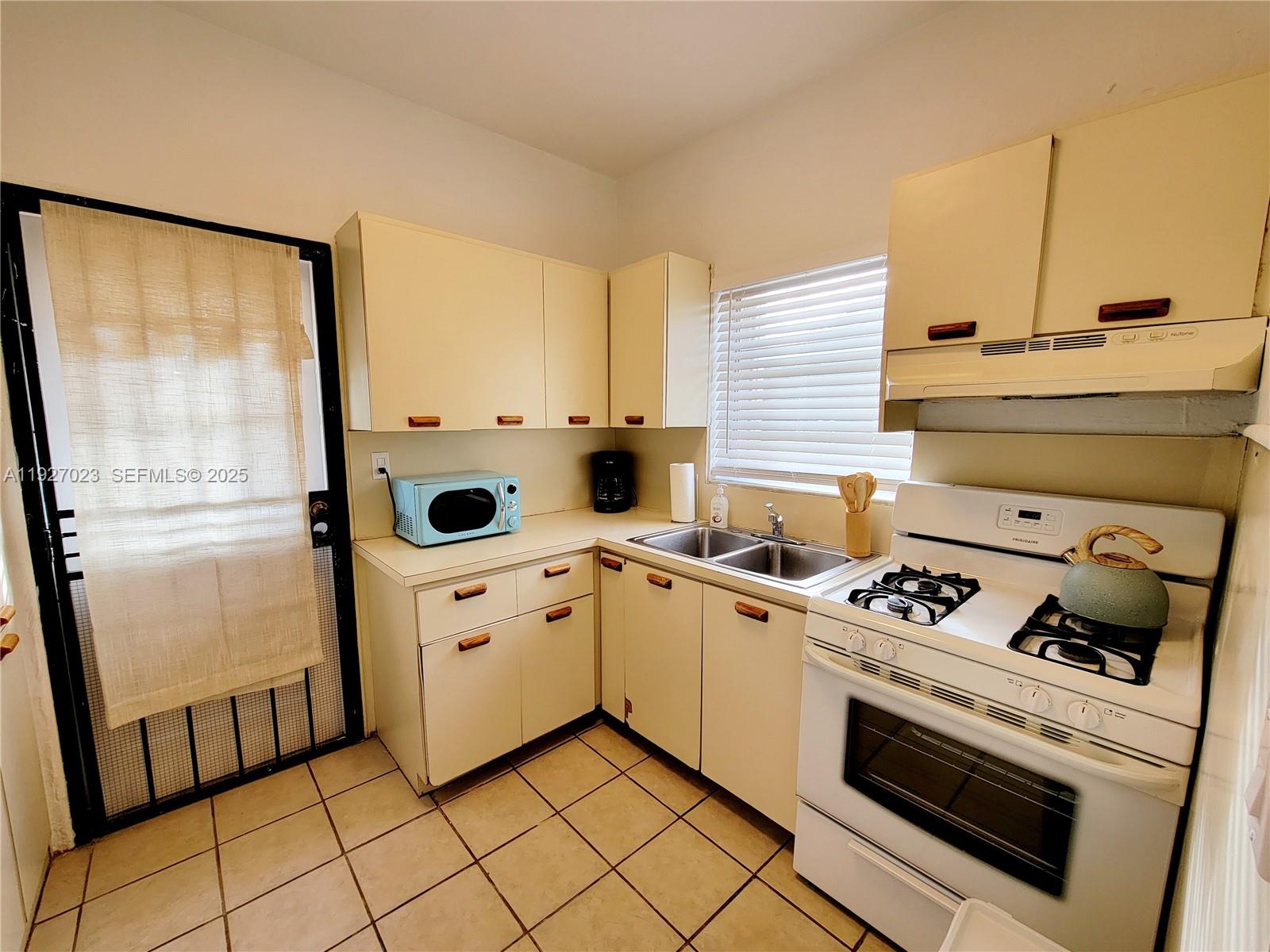 1872 SW 9th St Miami, FL 33135