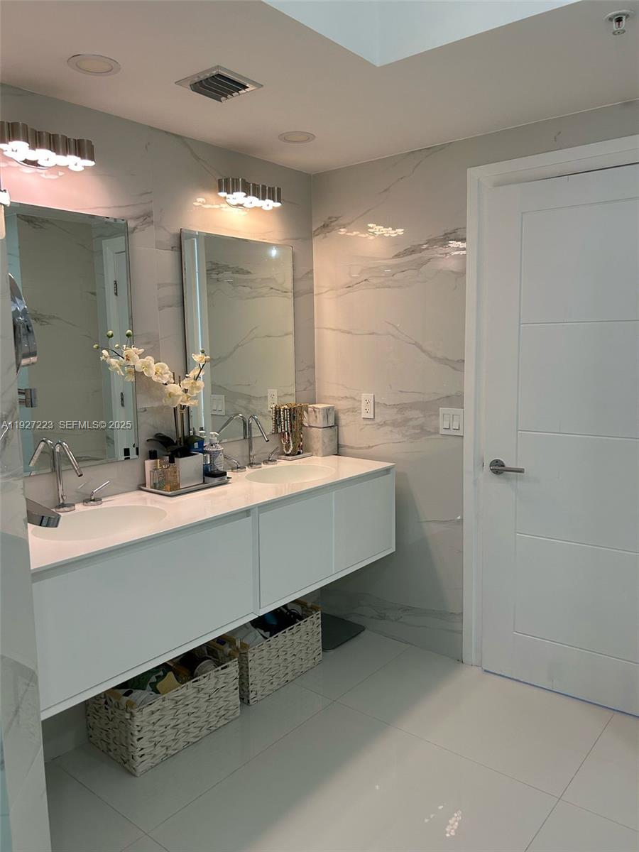 17555 Atlantic Blvd #1001 Sunny Isles Beach, FL 33160