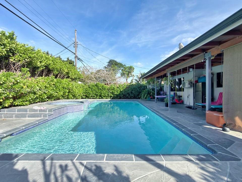 2241 SW 26th St Miami, FL 33133