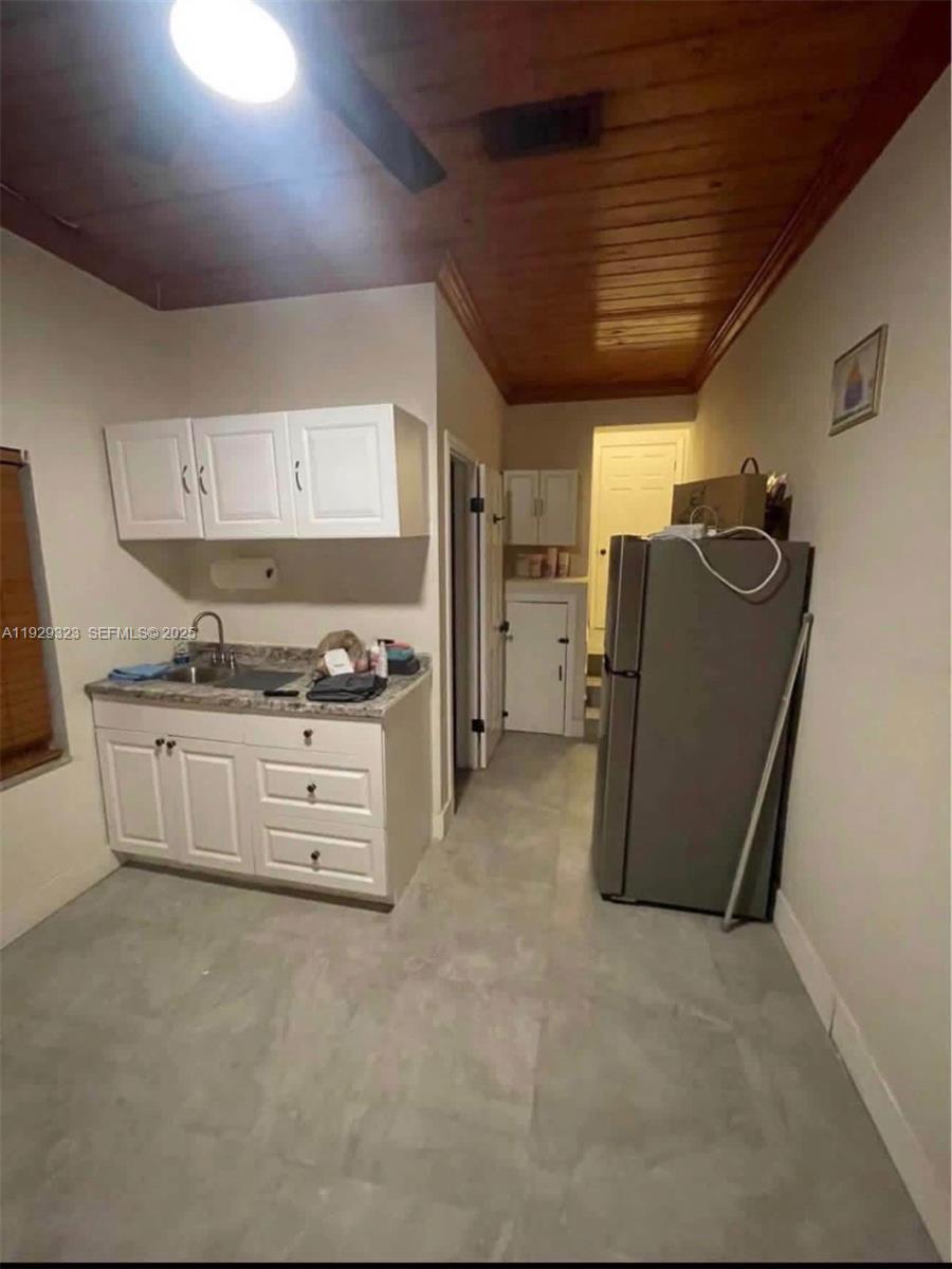 2241 SW 26th St Miami, FL 33133