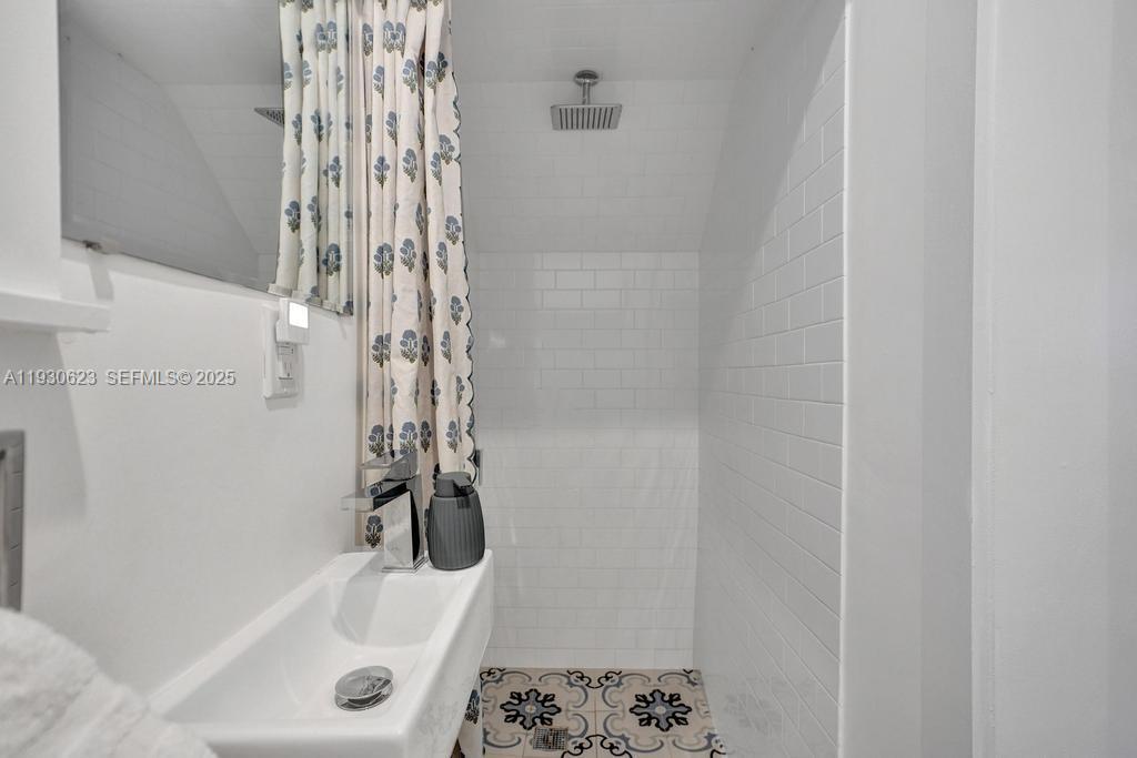 615 W 42th St Miami Beach, FL 33140