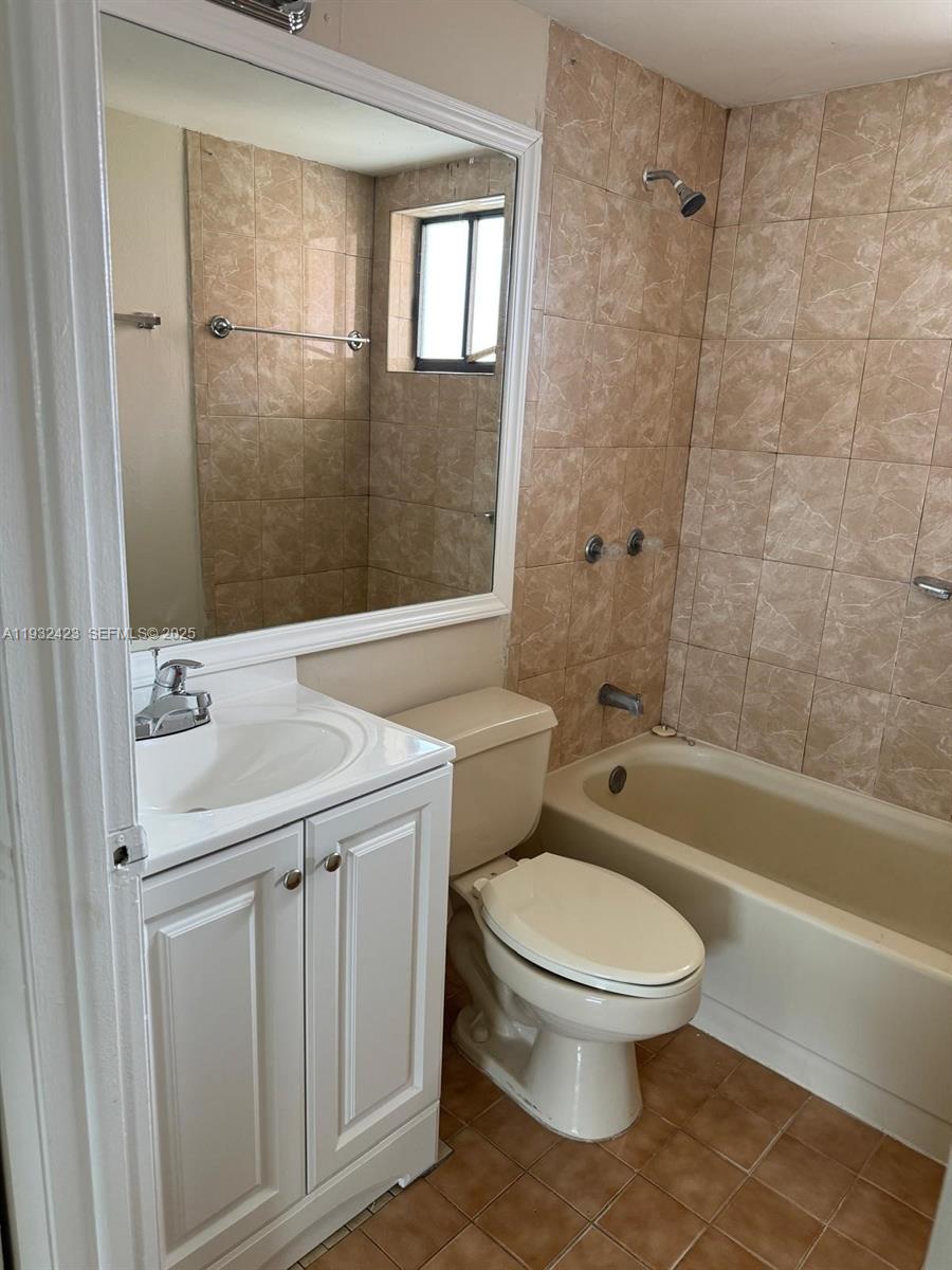 5290 W 21st Ct #403 Hialeah, FL 33016