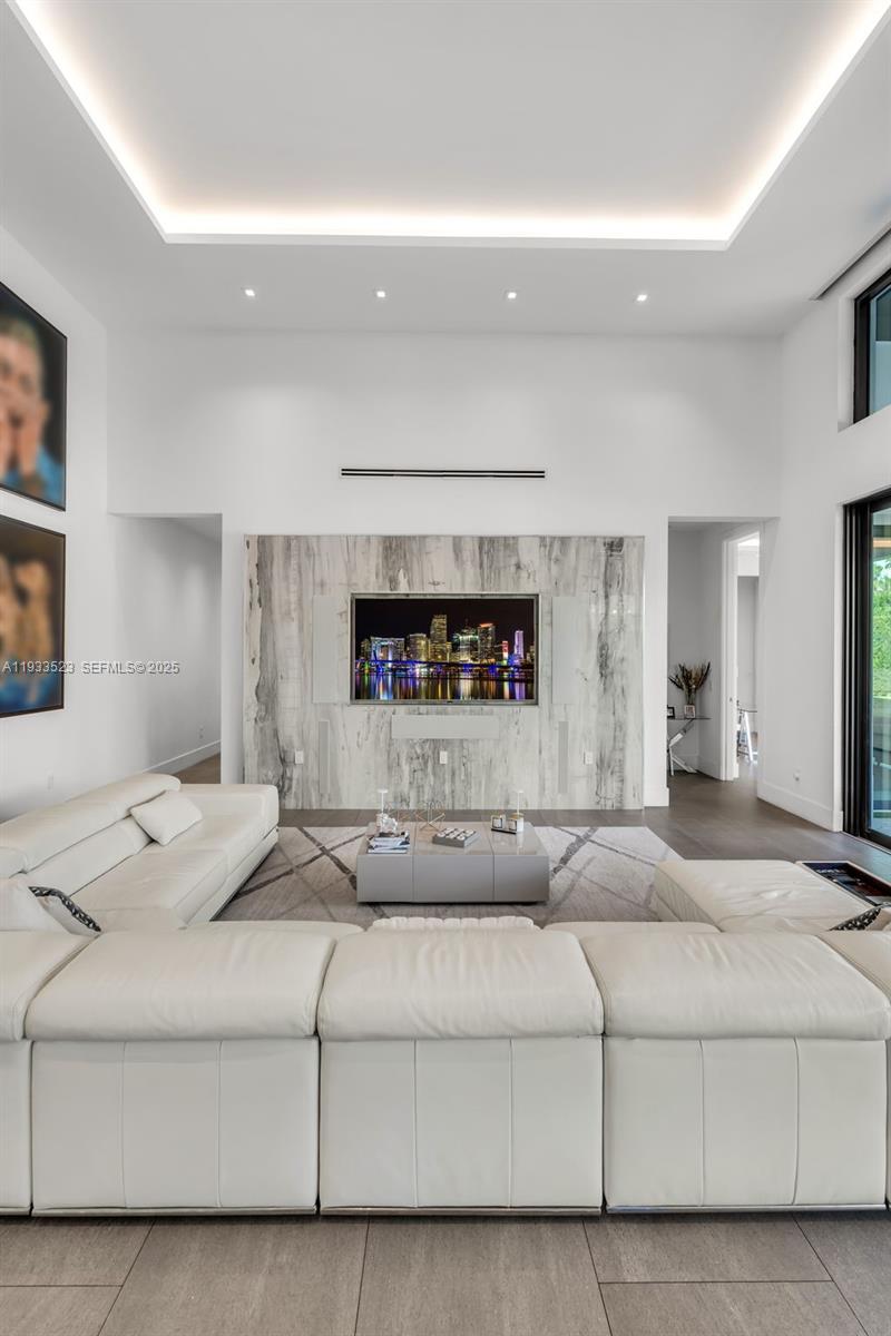 8271 SW 67th St Miami, FL 33143