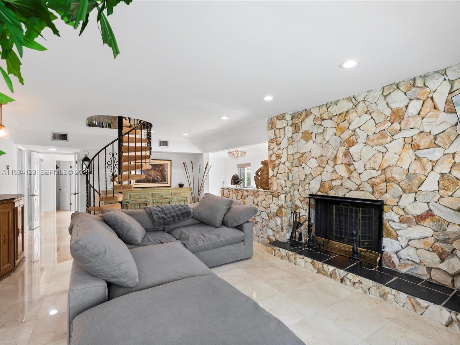 624 Palm Dr Hallandale Beach, FL 33009