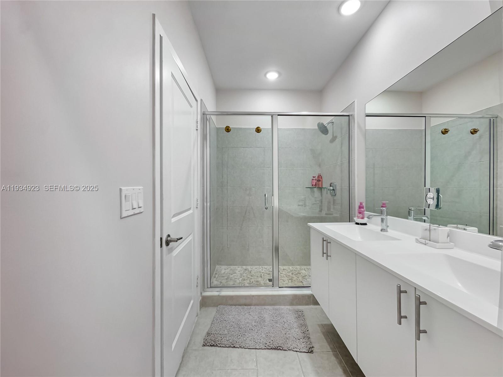 8206 NW 43rd St Doral, FL 33166