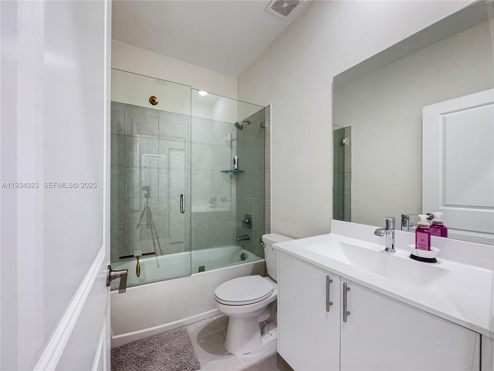 8206 NW 43rd St Doral, FL 33166