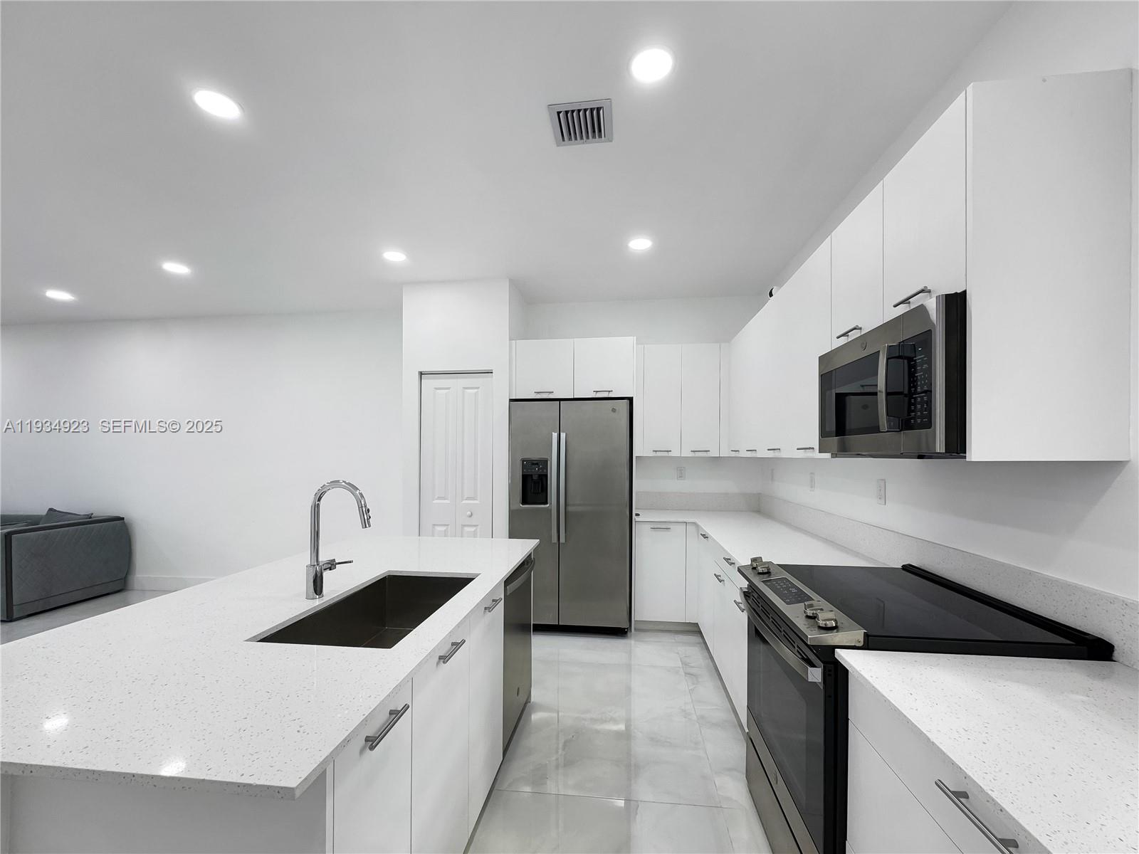 8206 NW 43rd St Doral, FL 33166