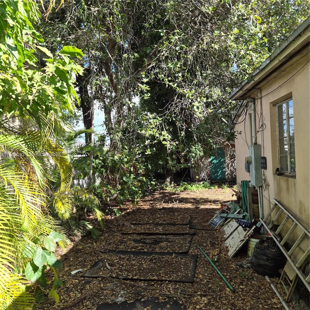 1001 NW 37th Ave Miami, FL 33125