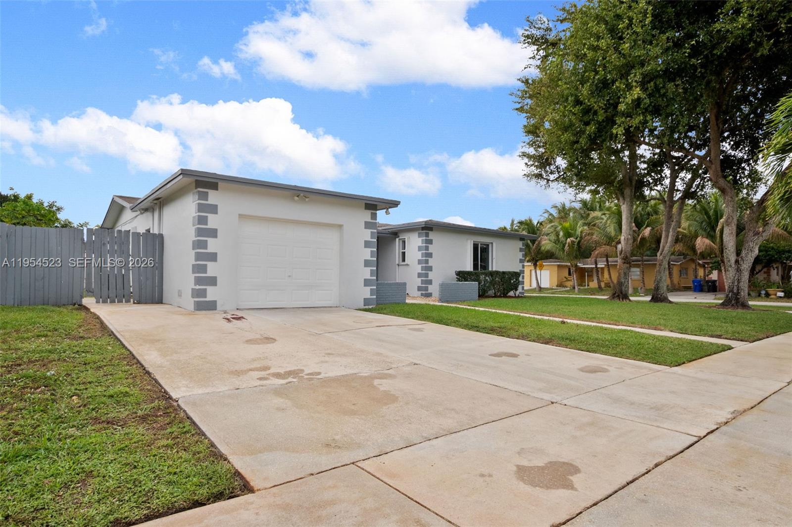 6572 SW 8th Ct North Lauderdale, FL 33068