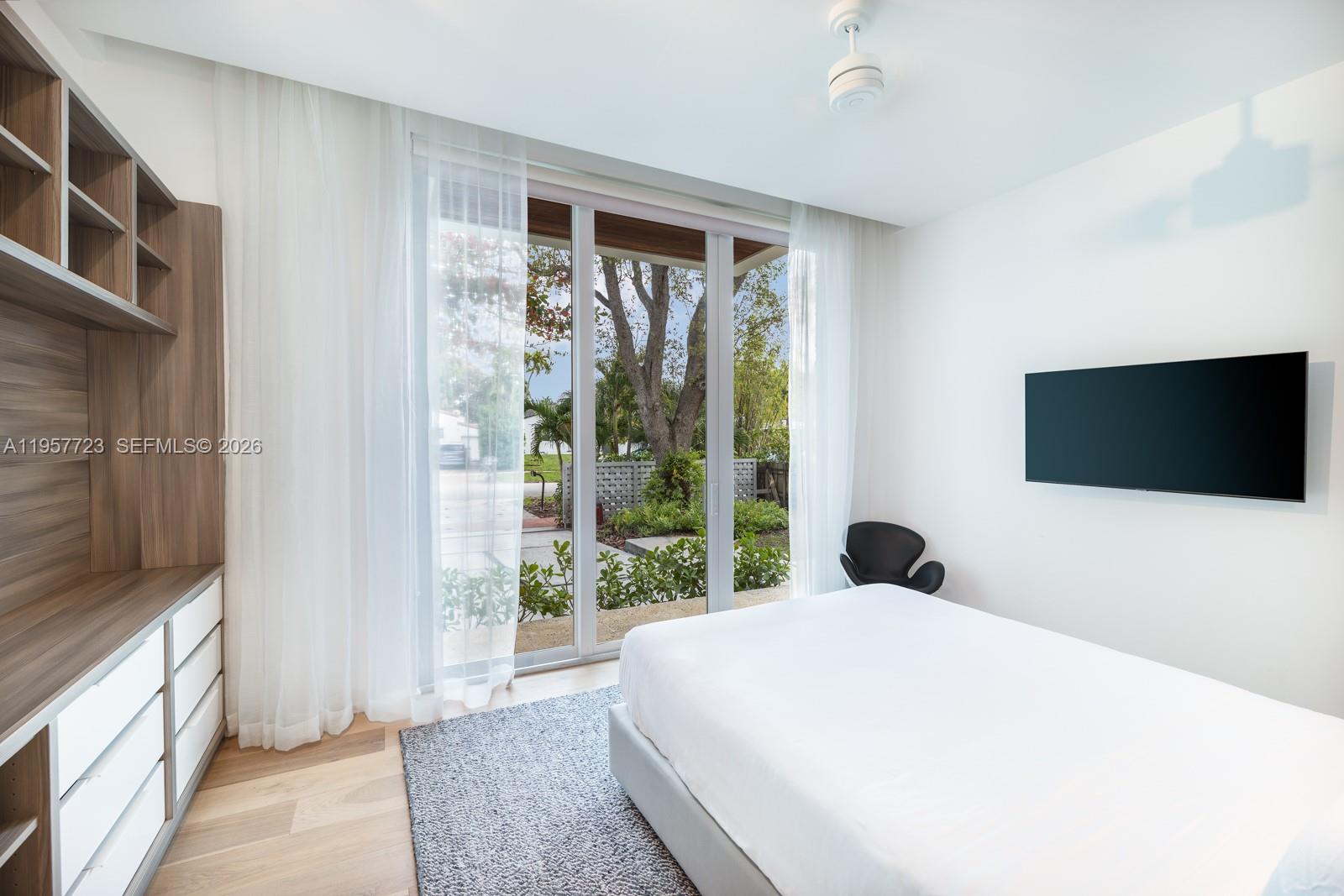 335 W 46th St Miami Beach, FL 33140