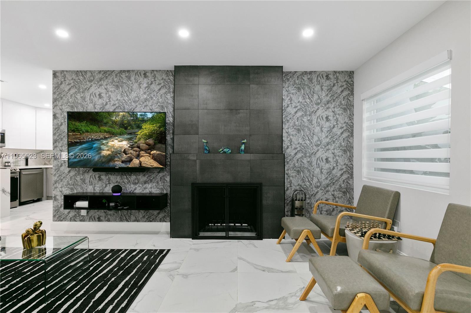 2376 NW 2nd St Miami, FL 33125