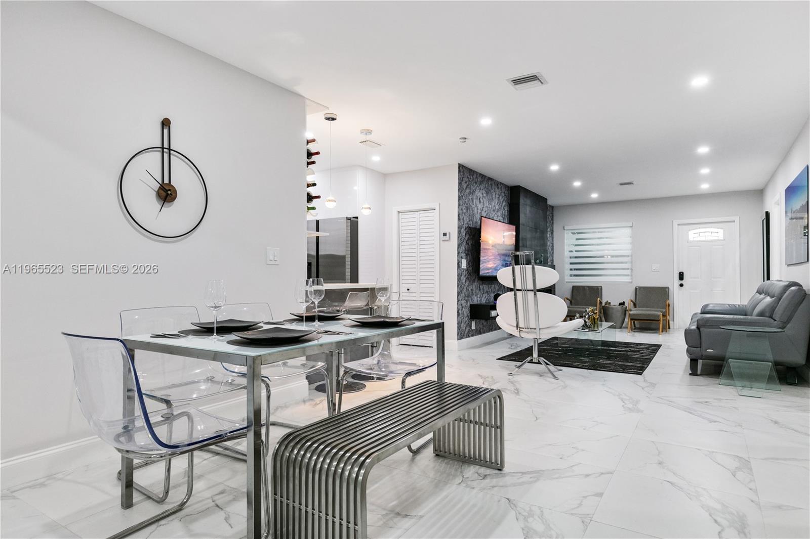 2376 NW 2nd St Miami, FL 33125