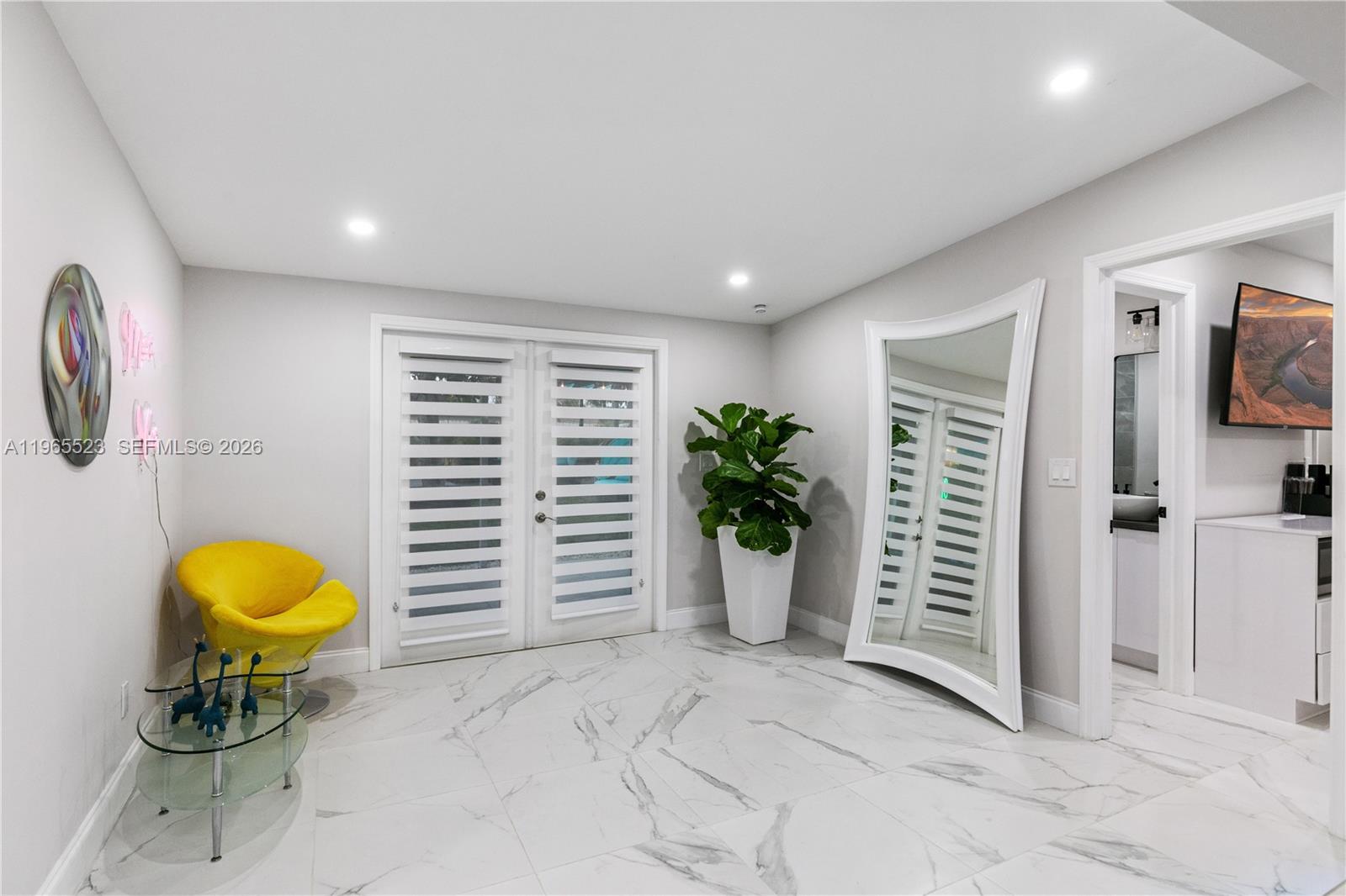 2376 NW 2nd St Miami, FL 33125