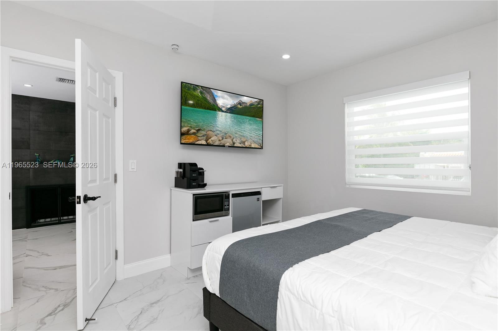 2376 NW 2nd St Miami, FL 33125