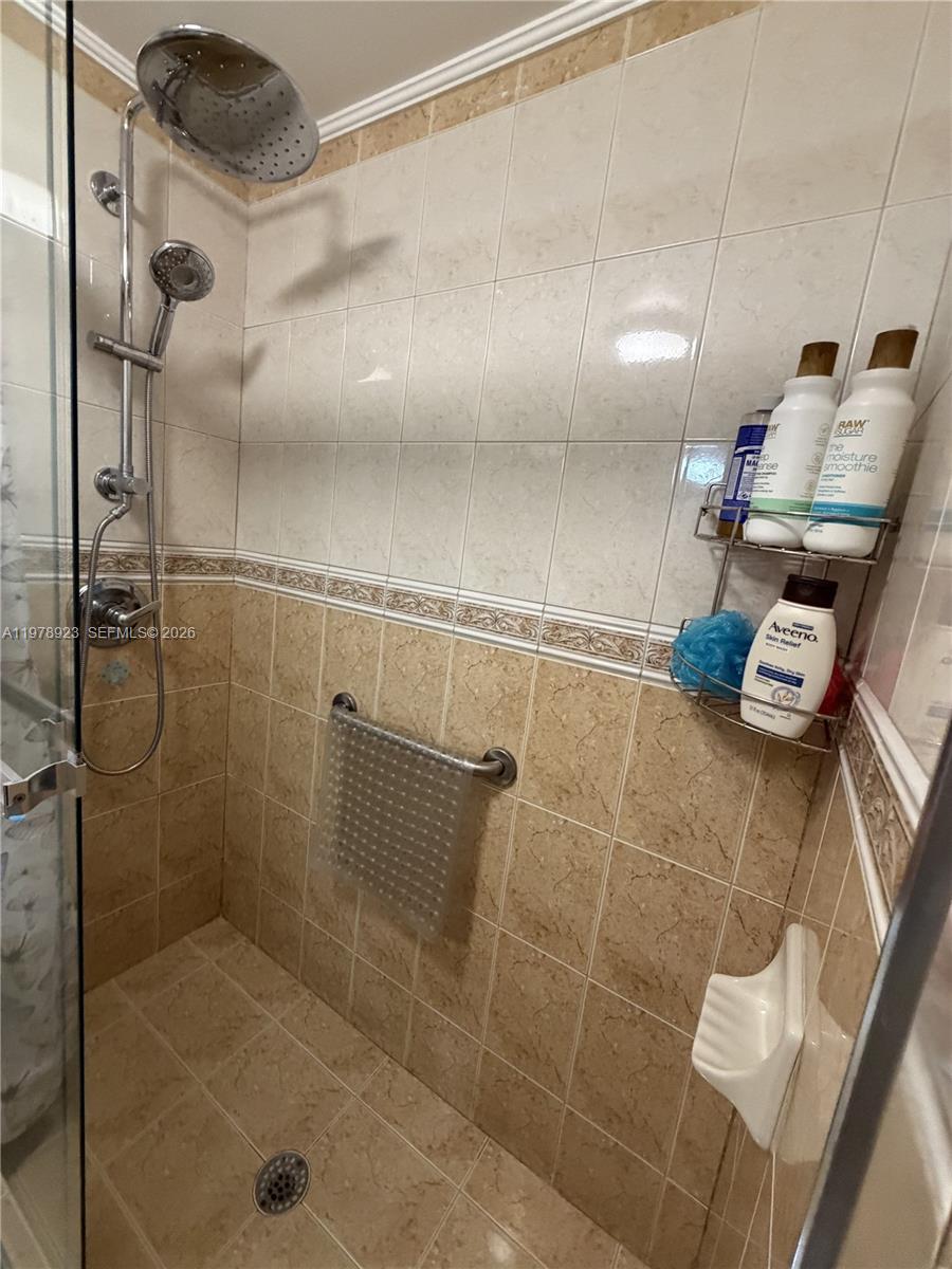 1800 W 54th St #309 Hialeah, FL 33012