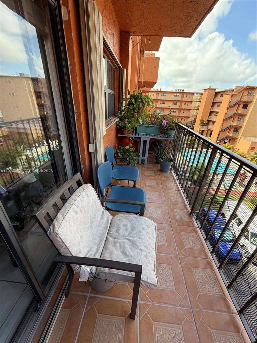 1800 W 54th St #309 Hialeah, FL 33012